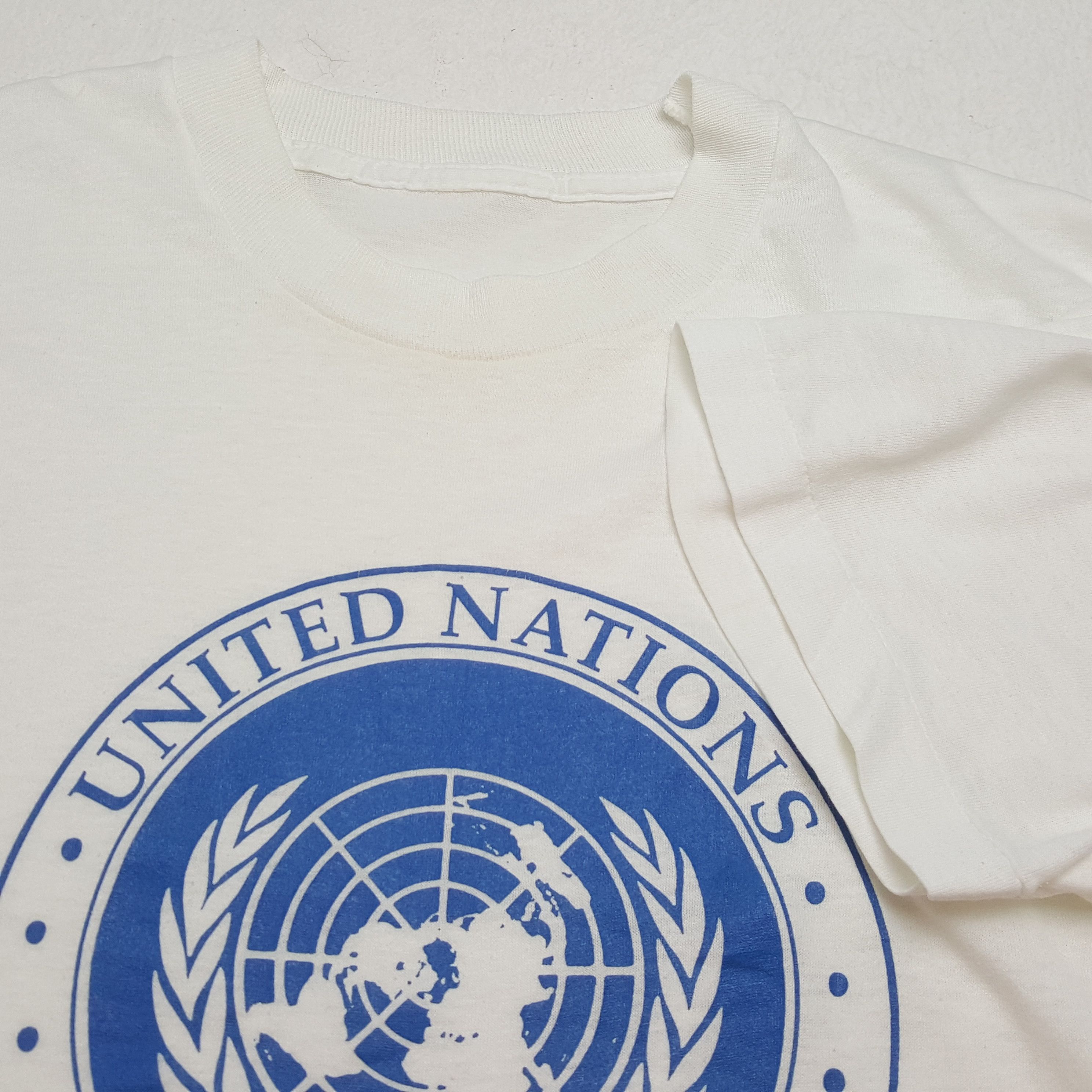 Vintage UNITED NATIONS Center Design Vintage Tshirt Size US M / EU 48-50 / 2 - 5 Thumbnail