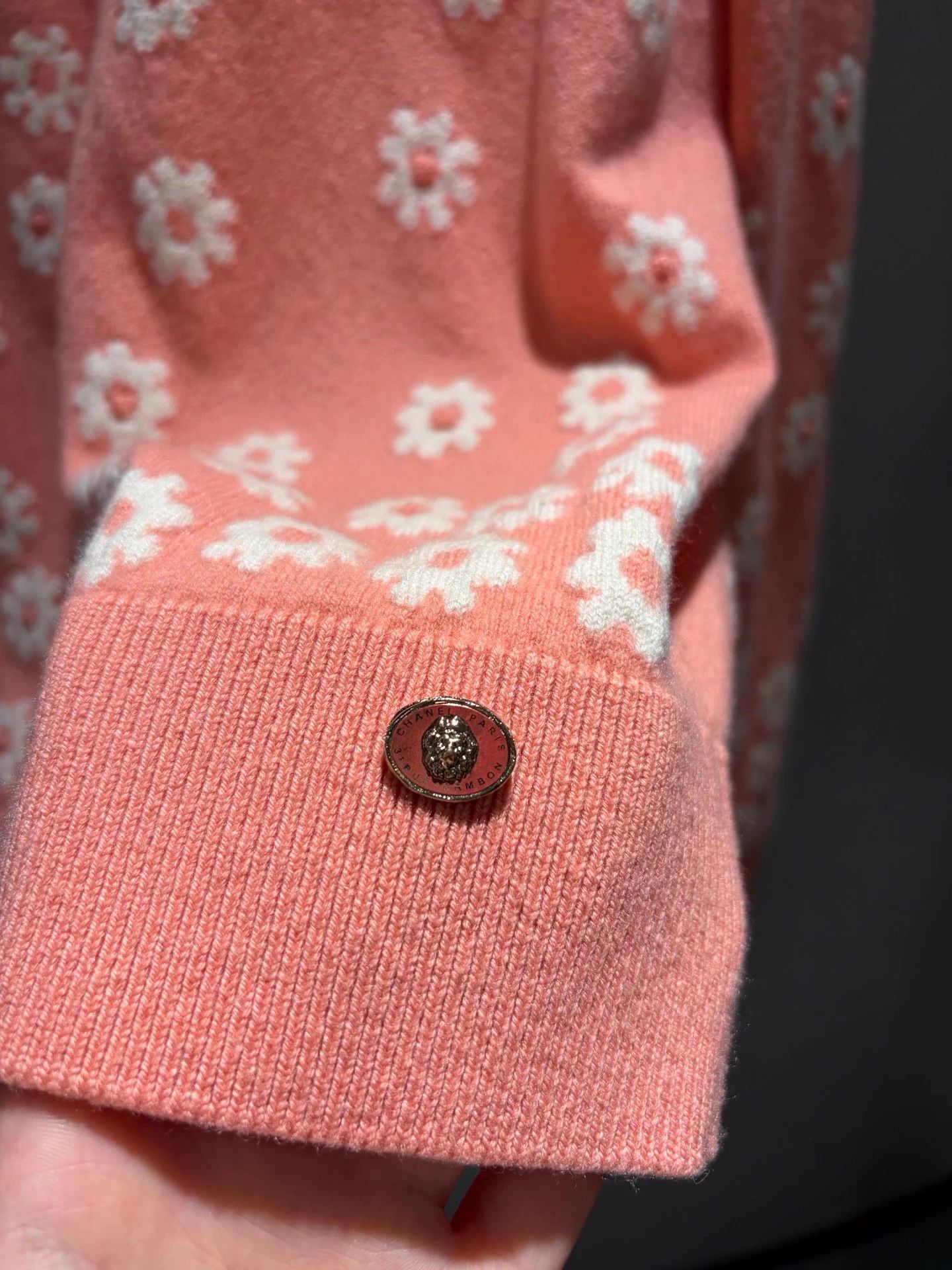 Chanel Chanel tangerine pink floral cashmere knit deadstock 42 Size M / US 6-8 / IT 42-44 - 2 Thumbnail