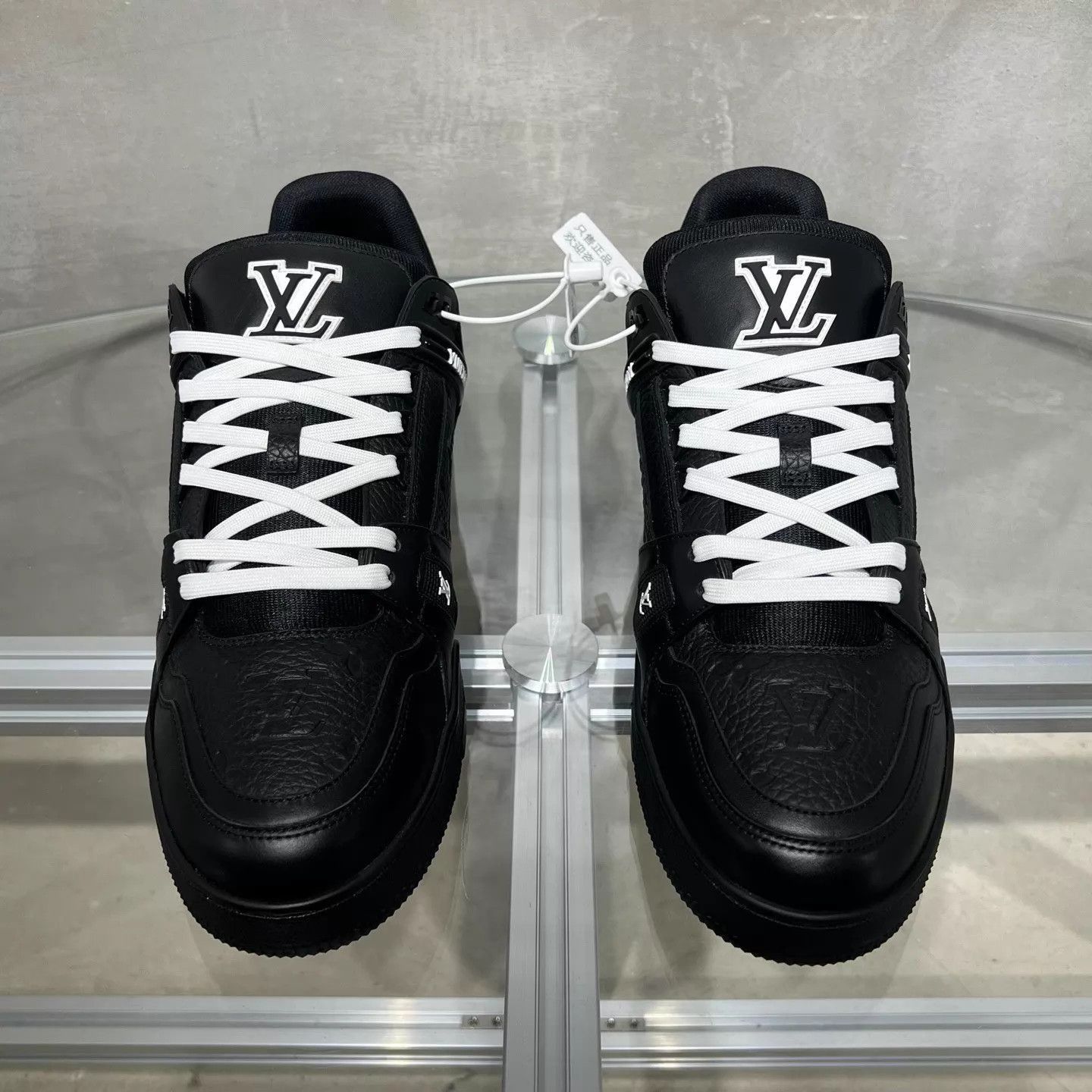 Louis Vuitton Black Low-Top Sneakers Size 11 Size US 11 / EU 44 - 1 Thumbnail