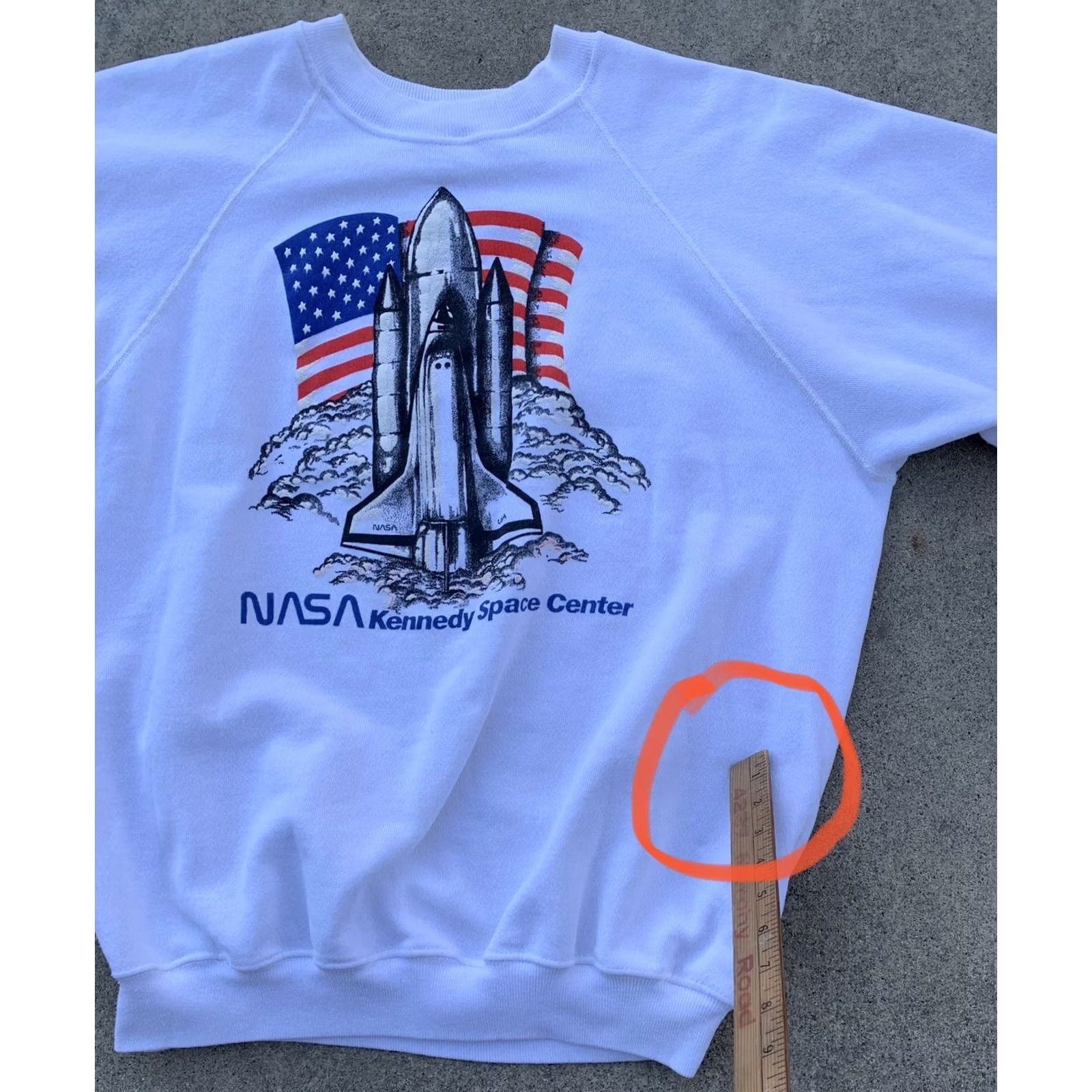 Hanes VINTAGE Hanes Space NASA Kennedy Space Center Raglan Sweatshirt Space Shuttle XL White Crew Neck Long Sleeve Men - Size US XL / EU 56 / 4 - 6 Thumbnail