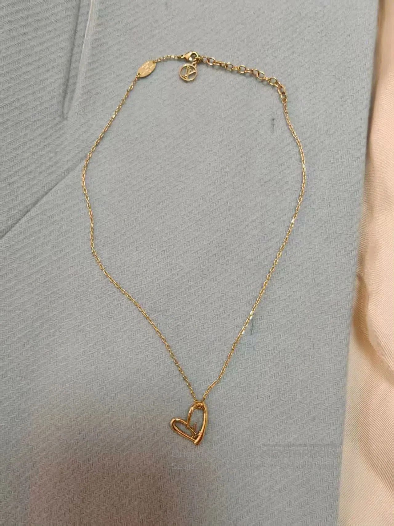 Louis Vuitton LV Heart Pendant Necklace. Size ONE SIZE - 1 Thumbnail