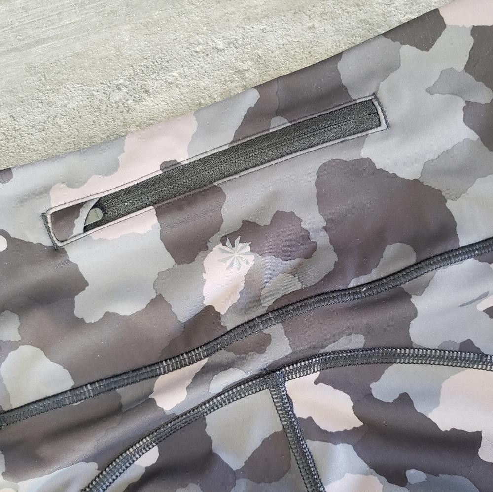 Designer Grey Lightning Camo ATHLETA Stash Pocket Legging Size 26" / US 2 / IT 38 - 3 Thumbnail