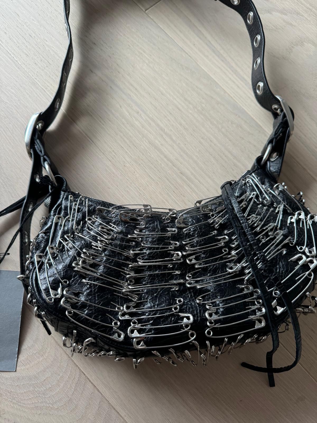 Balenciaga le cagole xs shoulder bag with safety pins in optic black Size ONE SIZE - 3 Thumbnail
