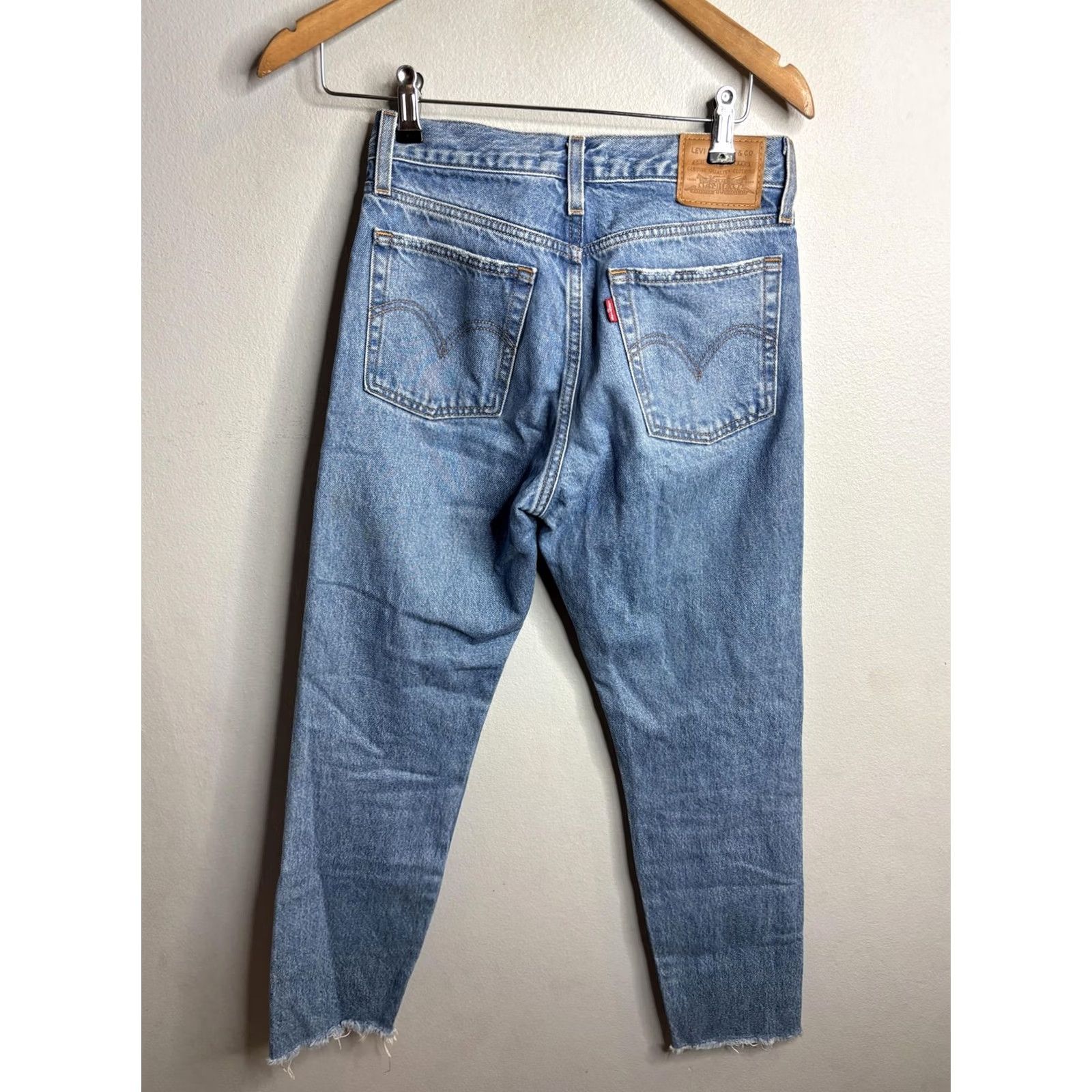 Levi's Levi's Wedgie Straight Jeans Womens 25 Blue Light Wash High Rise Cropped Raw Hem Denim Slim Straight Size 42" / US 20 - 5 Thumbnail