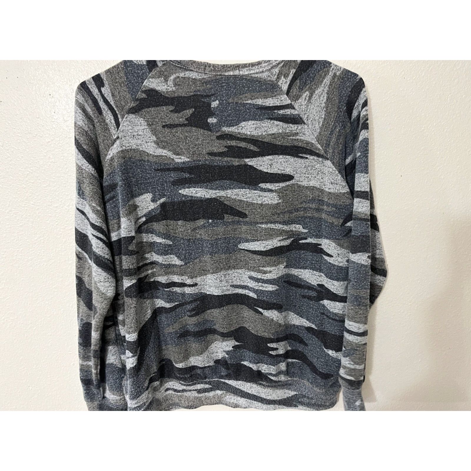 Buffalo David Bitton VINTAGE Buffalo by David Bitton Shirt Women S Gray Camo Long Sleeve Pullover Round Neck Regular Fit 90s? Size S / US 4 / IT 40 - 3 Thumbnail