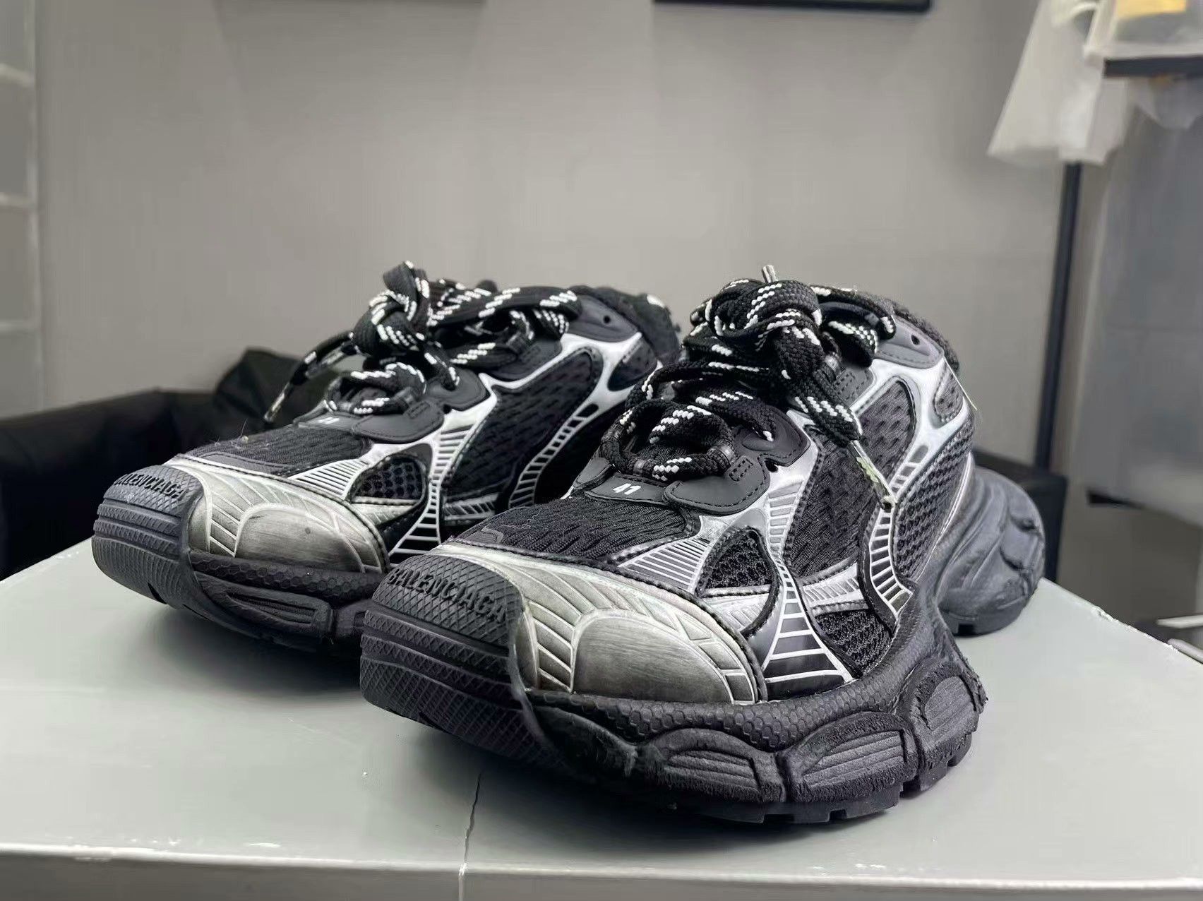 Balenciaga Balenciaga Silver Lowtop Sneakers 8.5 Men Size US 8.5 / EU 41-42 - 1 Thumbnail
