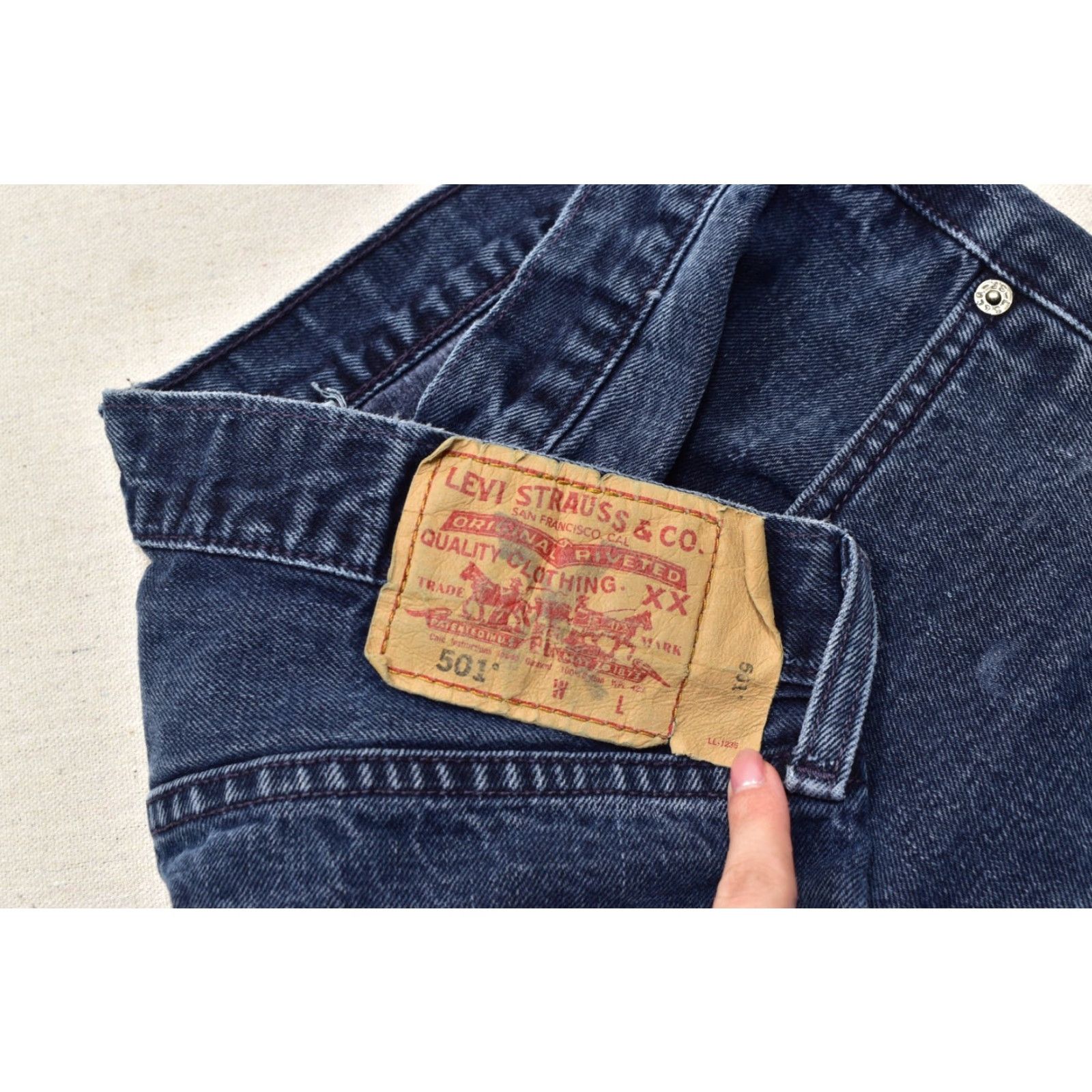 Levi's VINTAGE Levi's 501 Original Fit Jeans Men Dark Wash Distressed Paint Splatter 34x32 Blue Cotton Denim 5-Pocket Straight Button Size US 34 / EU 50 - 4 Thumbnail