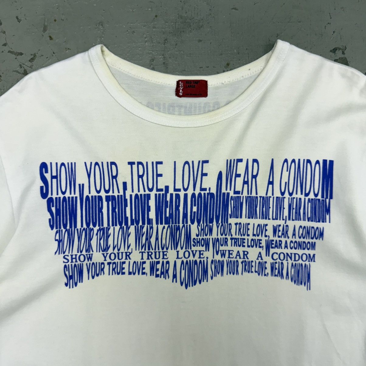 Levi's Vintage Levis Red Tab Wear A Condom Tee Tour Size US M / EU 48-50 / 2 - 2 Thumbnail