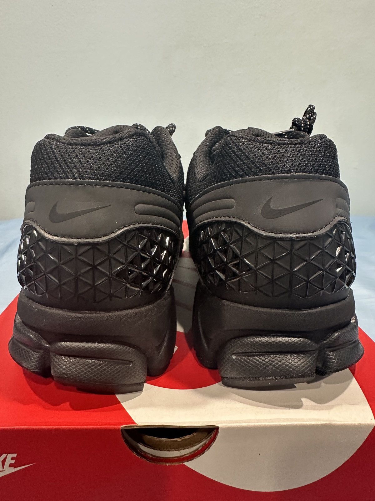 Nike Size 10.5 Men, 12 Wmn Nike Air Zoom Vomero 5 SE Black Noir Size US 10.5 / EU 43-44 - 5 Thumbnail