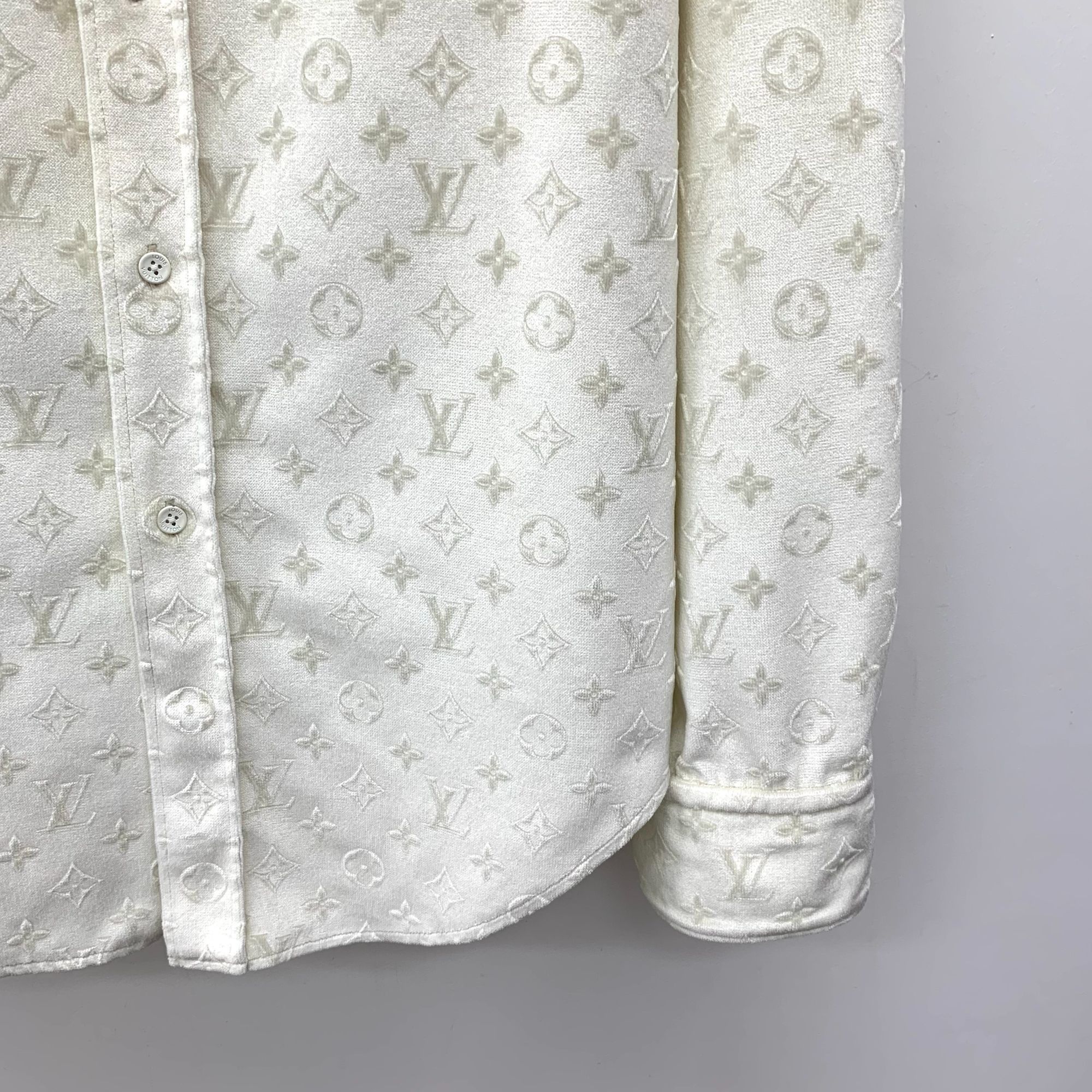 Louis Vuitton Louis Vuitton S White Logo Embossed Long-Sleeved Shirt 100% Size US S / EU 44-46 / 1 - 6 Thumbnail