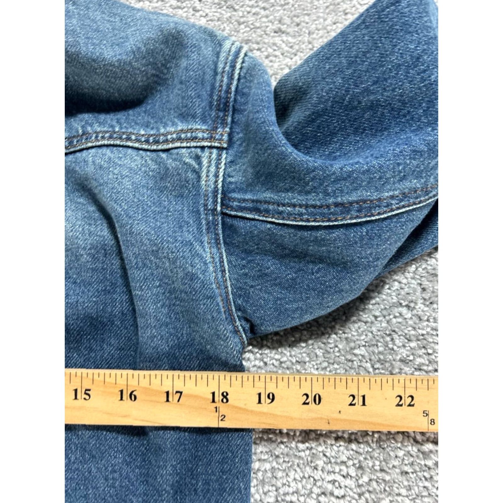Vintage KUT from the Kloth Cropped Trucker Jacket Womens XS Blue Denim Cotton Raw Hem Jacket Women's XS Blue Denim Cotton Size XS / US 0-2 / IT 36-38 - 7 Thumbnail