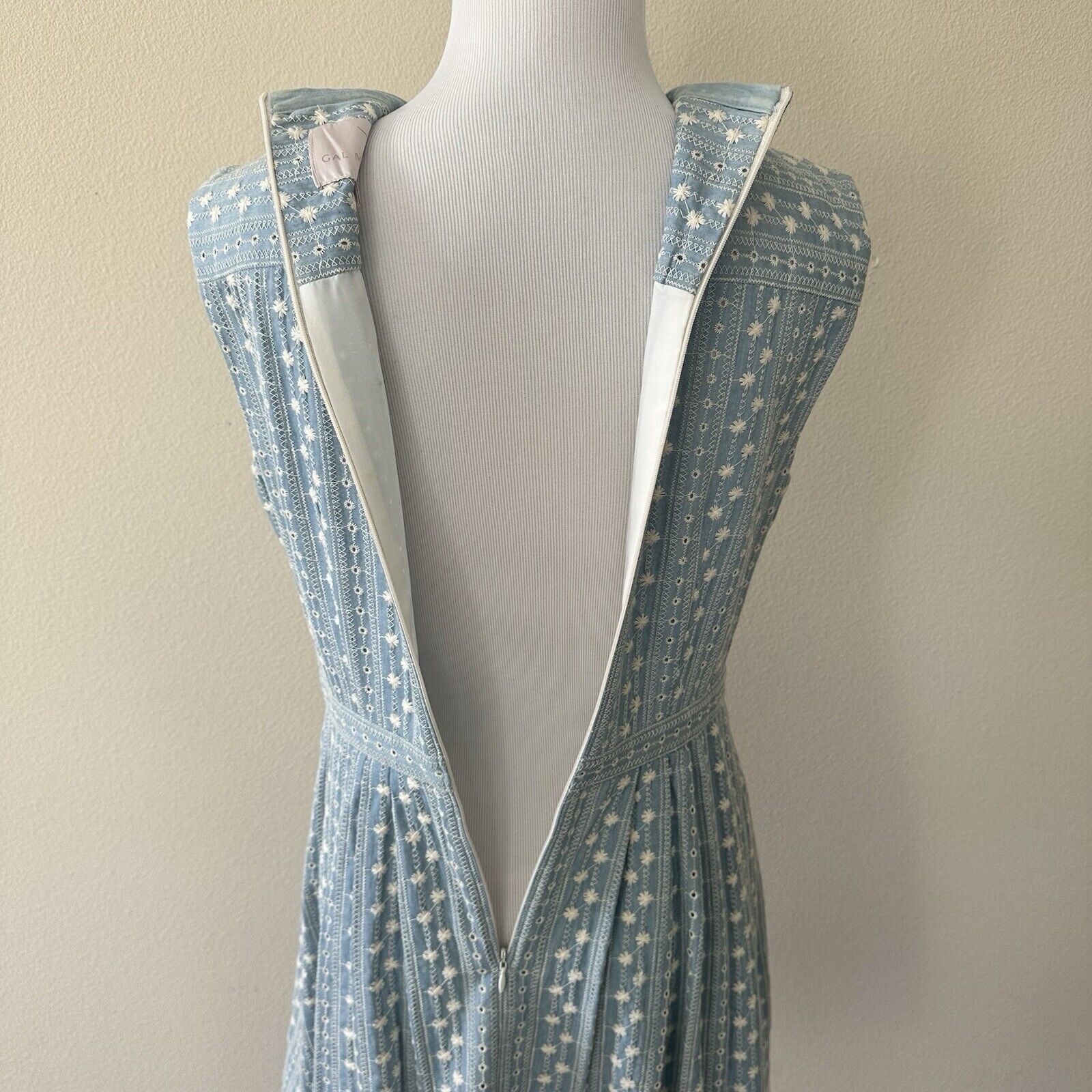 Other Gal Meets Glam Embroidered Chambray A-Line Blue Dress US 4 Size S / US 4 / IT 40 - 9 Thumbnail
