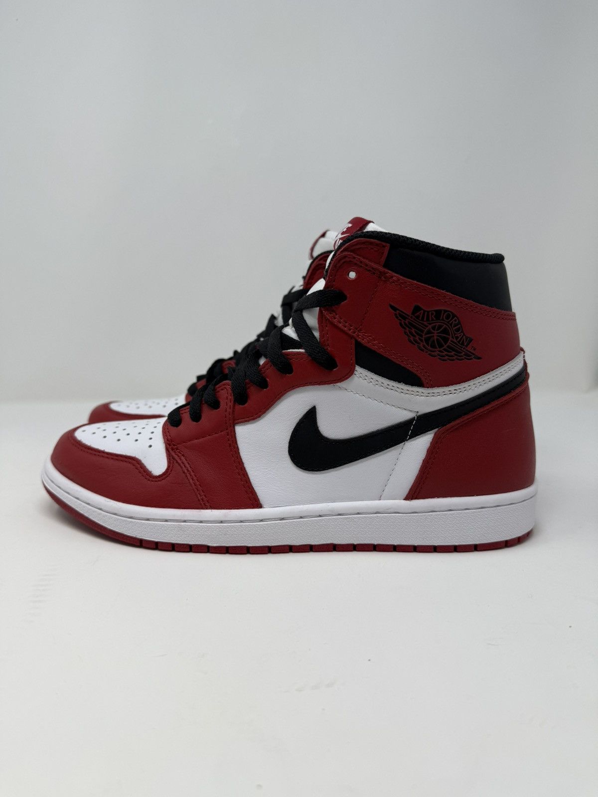 Nike Nike Air Jordan 1 Retro High OG 'Chicago' 2015 555088-101 Size US 9.5 / EU 42-43 - 3 Thumbnail