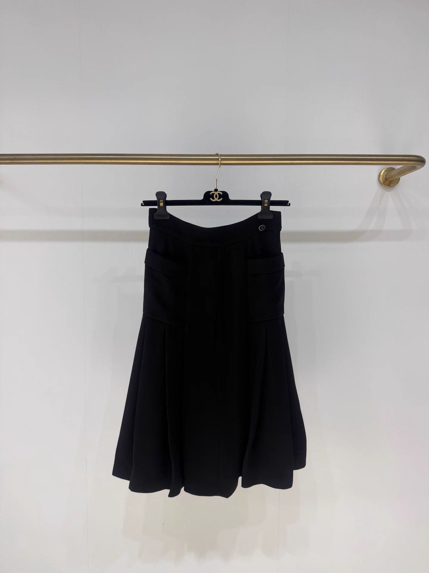 Chanel Chanel black pleated midi skirt FR36 98 new Size 26" / US 2 / IT 38 - 1 Thumbnail