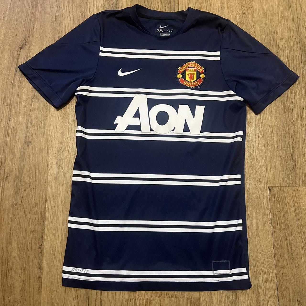 Nike 2011-12 Manchester United Nike Trainning Football Shirt Size US S / EU 44-46 / 1 - 1 Thumbnail