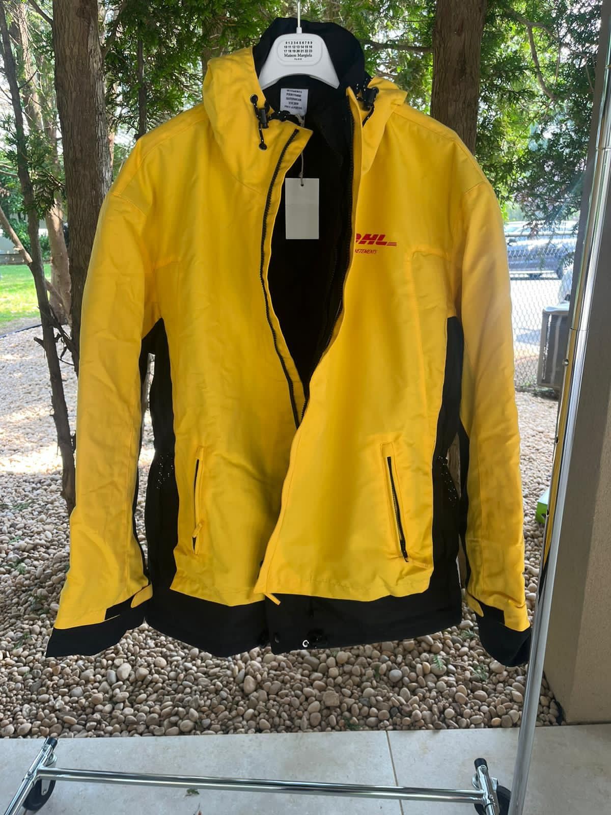 Vetements SS18 DHL Parka in Yellow Size US S / EU 44-46 / 1 - 11 Thumbnail
