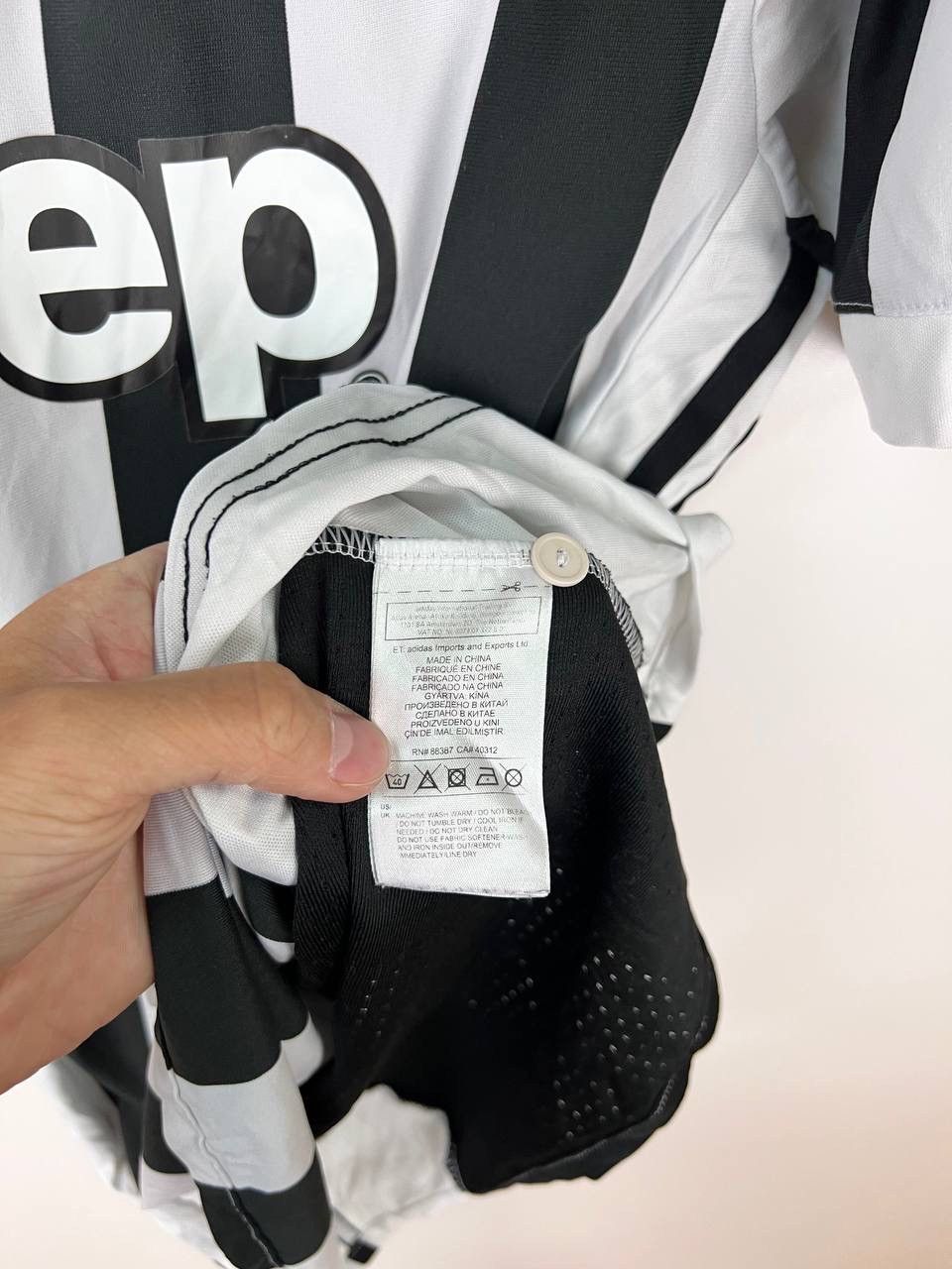 Vintage Juventus Adidas 2017/18 Jersey t-shirts size L Size US L / EU 52-54 / 3 - 5 Thumbnail