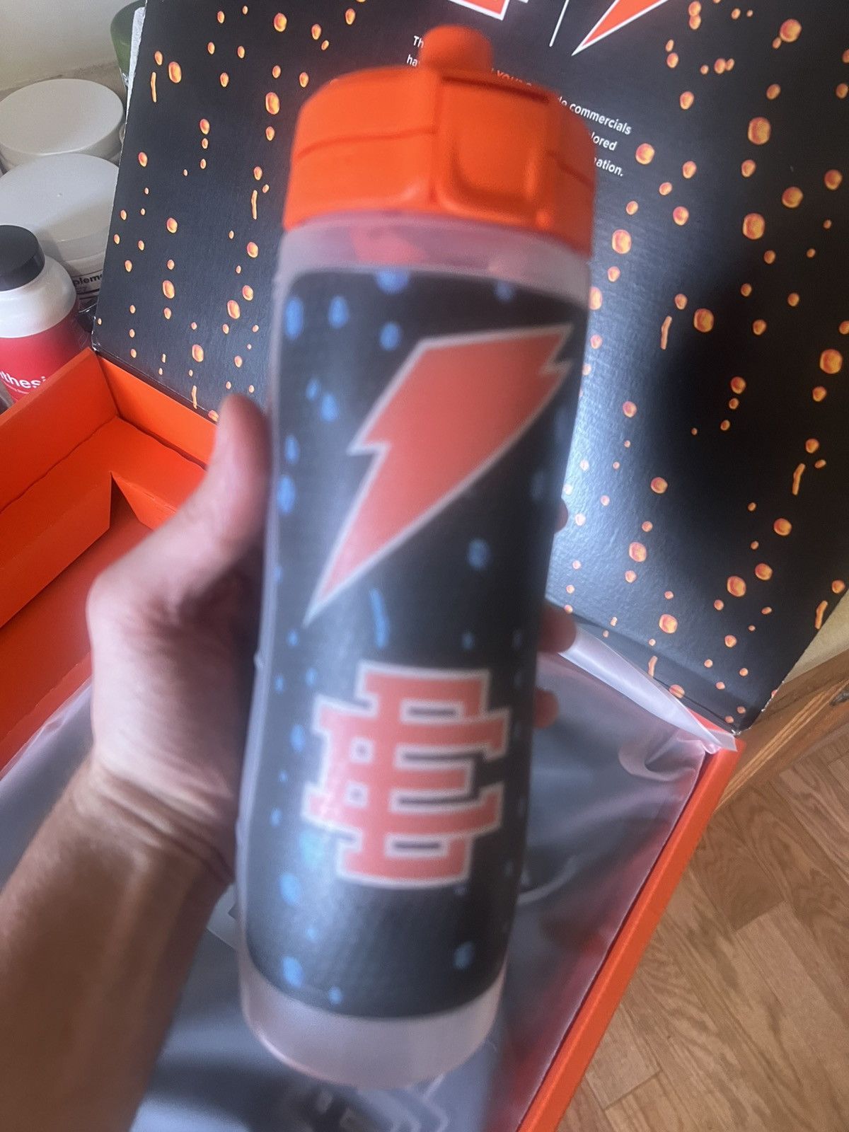 Eric Emanuel × Gatorade Eric Emanuel x Gatorade bottle & grey/black shirt large Size US L / EU 52-54 / 3 - 4 Thumbnail