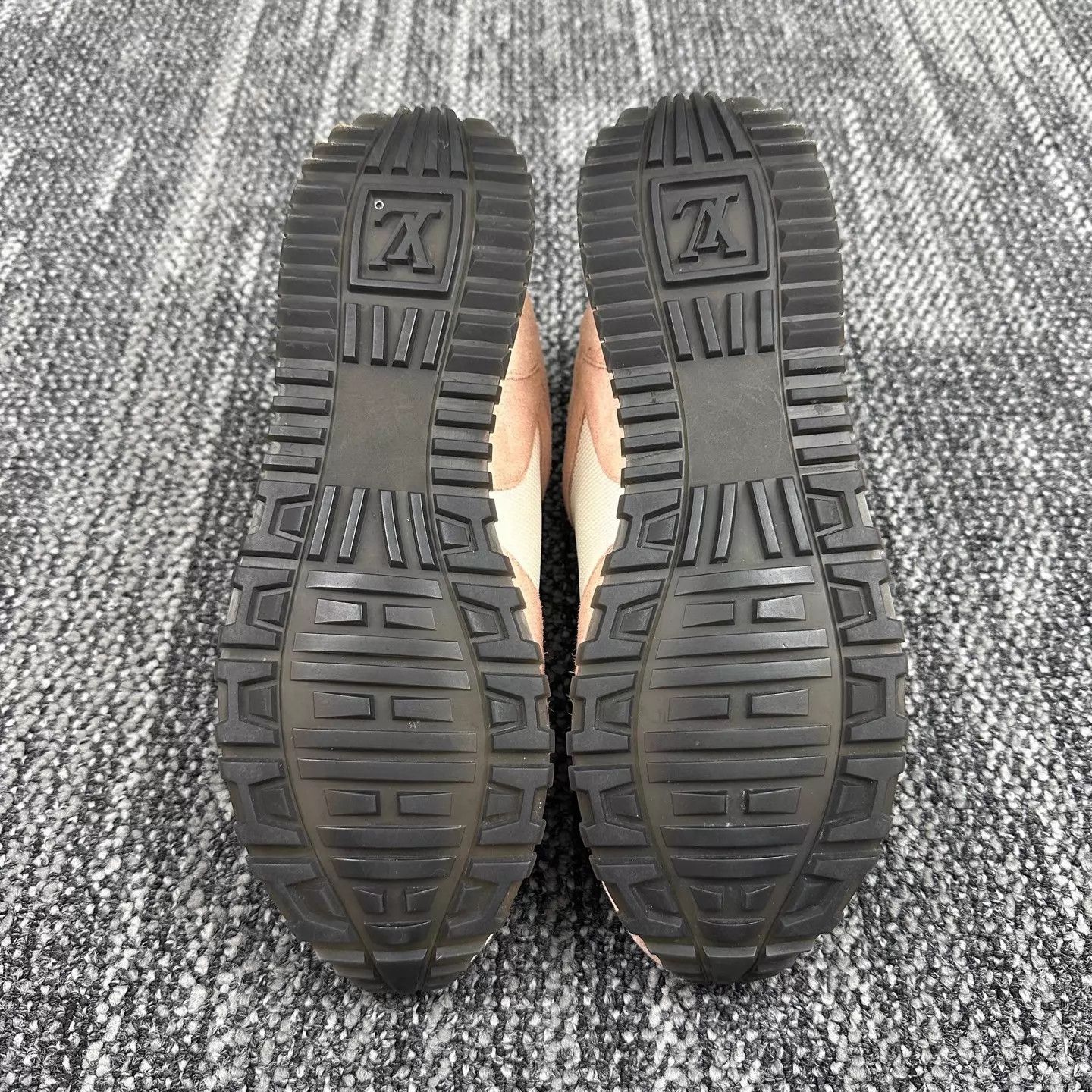 Louis Vuitton Louis Vuitton Run Away White & Pink Logo Sneaker 40 Size US 9.5 / IT 39.5 - 6 Thumbnail