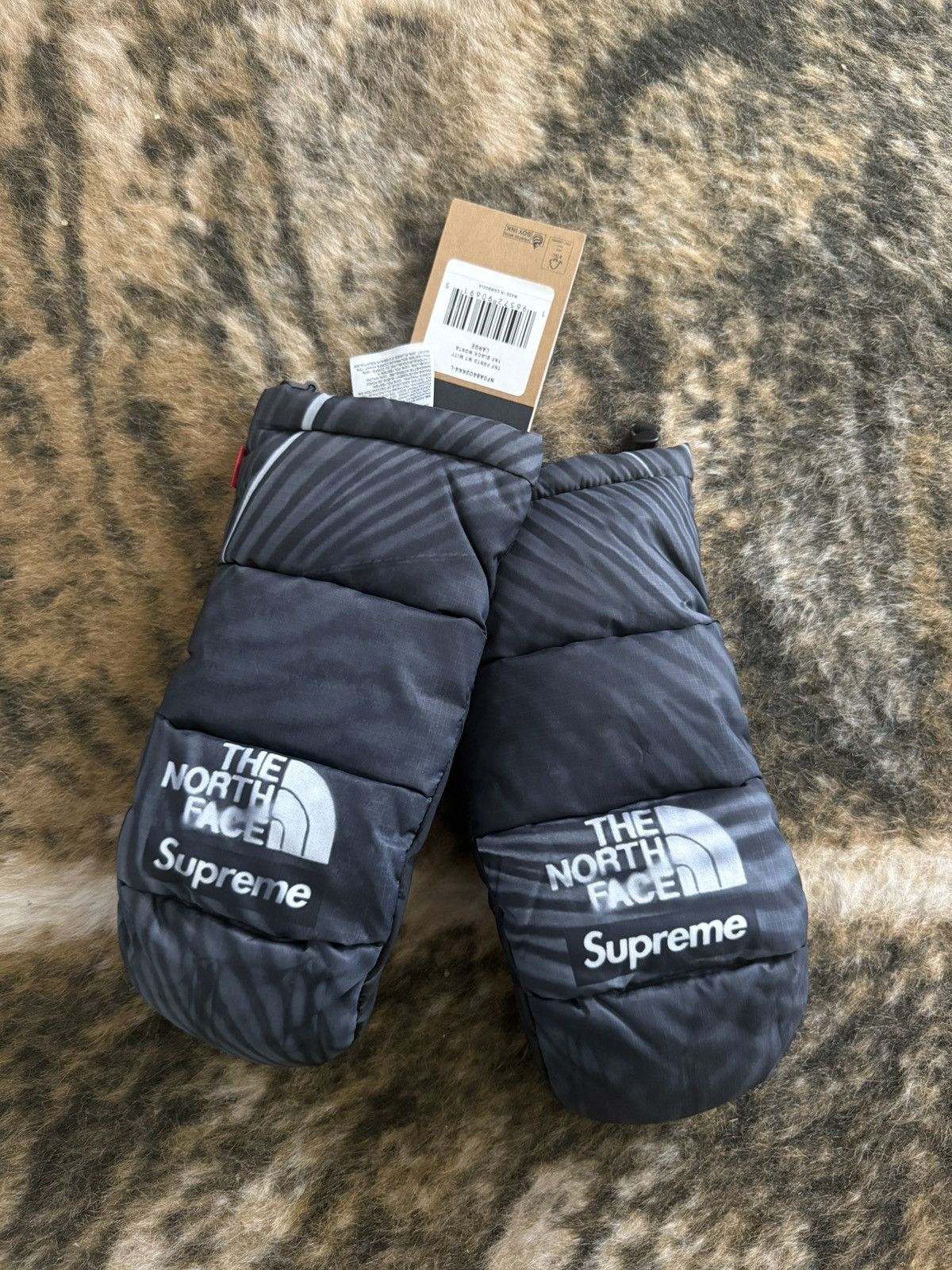 Supreme x North Face Trompe L'oeil Printed Montana Mitt