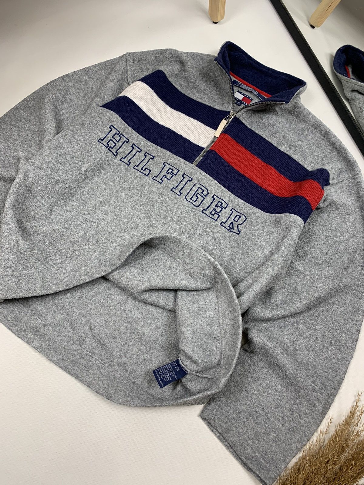 Tommy Hilfiger × Vintage Vintage Tommy Hillfiger 90’s 1/4 Fleece Sweatshirt Size US XL / EU 56 / 4 - 3 Thumbnail
