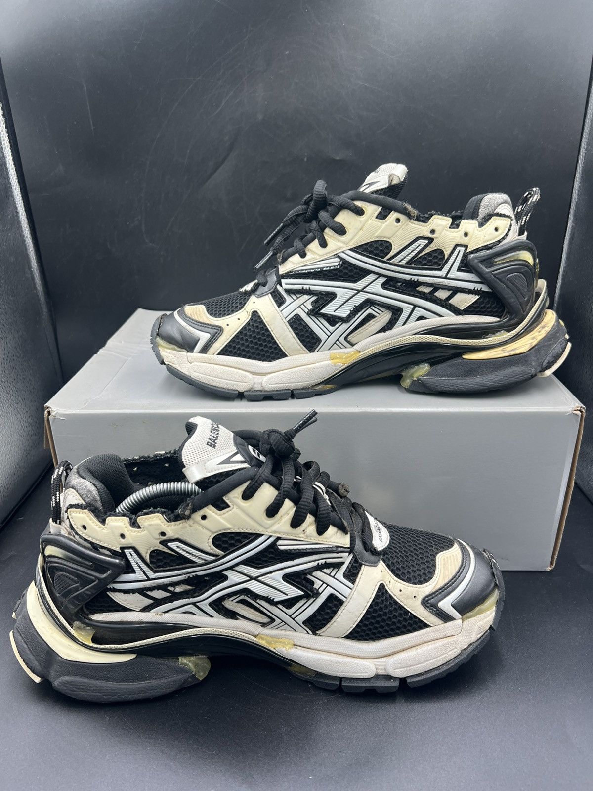 Balenciaga Size 11us / 44eu Balenciaga Runner Black White Size US 11 / EU 44 - 2 Thumbnail