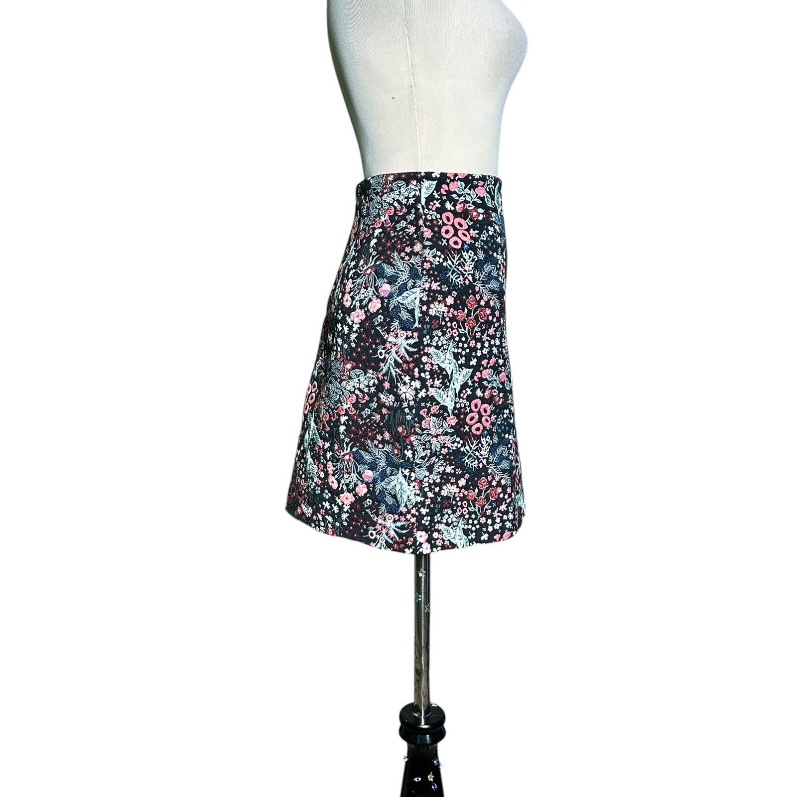 H&M H&M black red floral jacquard mini skirt size 6 Size 28" / US 6 / IT 42 - 7 Thumbnail