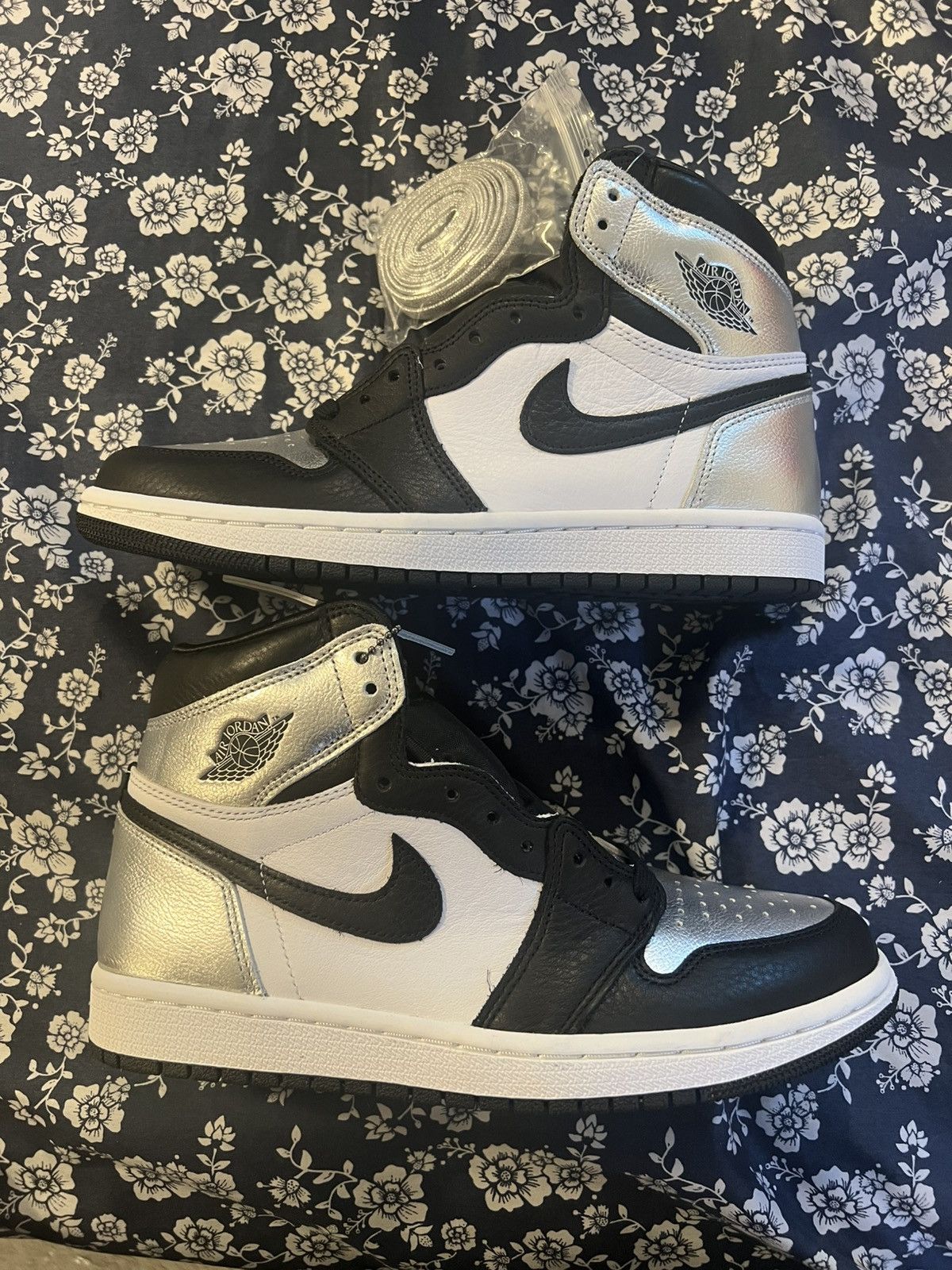 Nike Wmns Jordan 1 Retro High OG Silver Toes Size US 7 / IT 37 - 1 Thumbnail