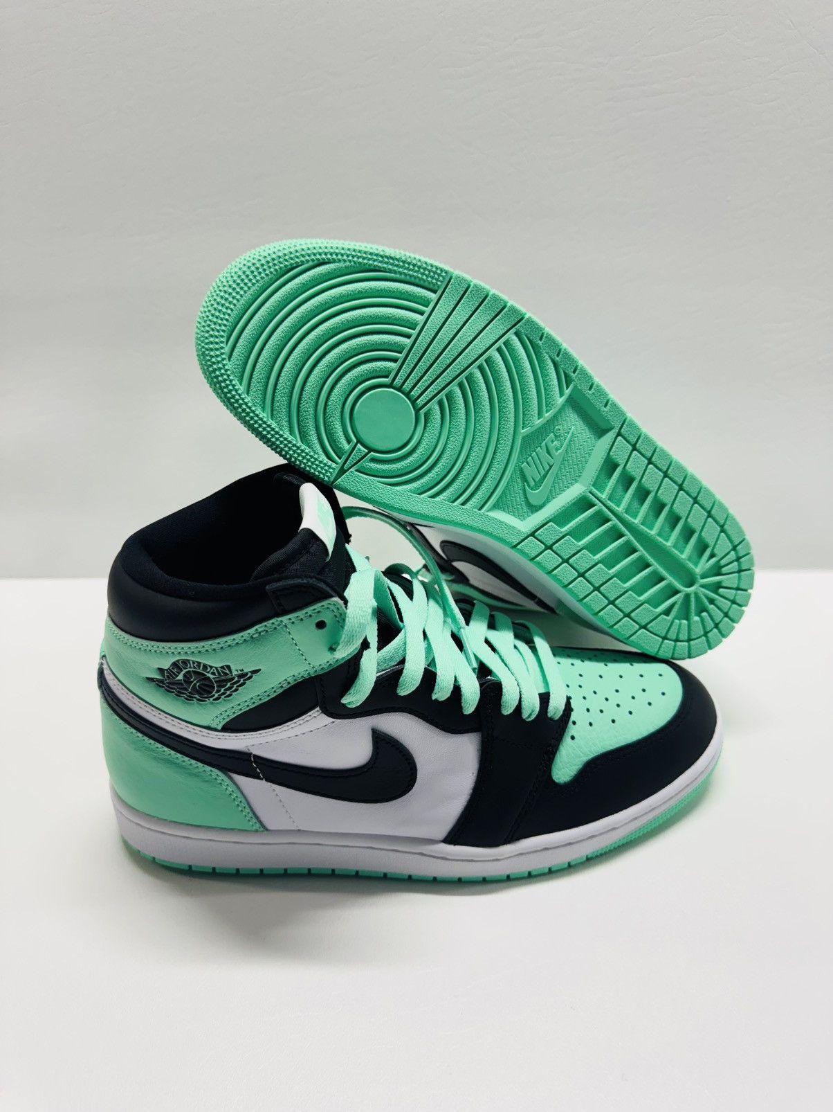 Jordan Brand Nike Air Jordan 1 Retro OG High White/Black-Green Glow Size US 9.5 / EU 42-43 - 1 Thumbnail