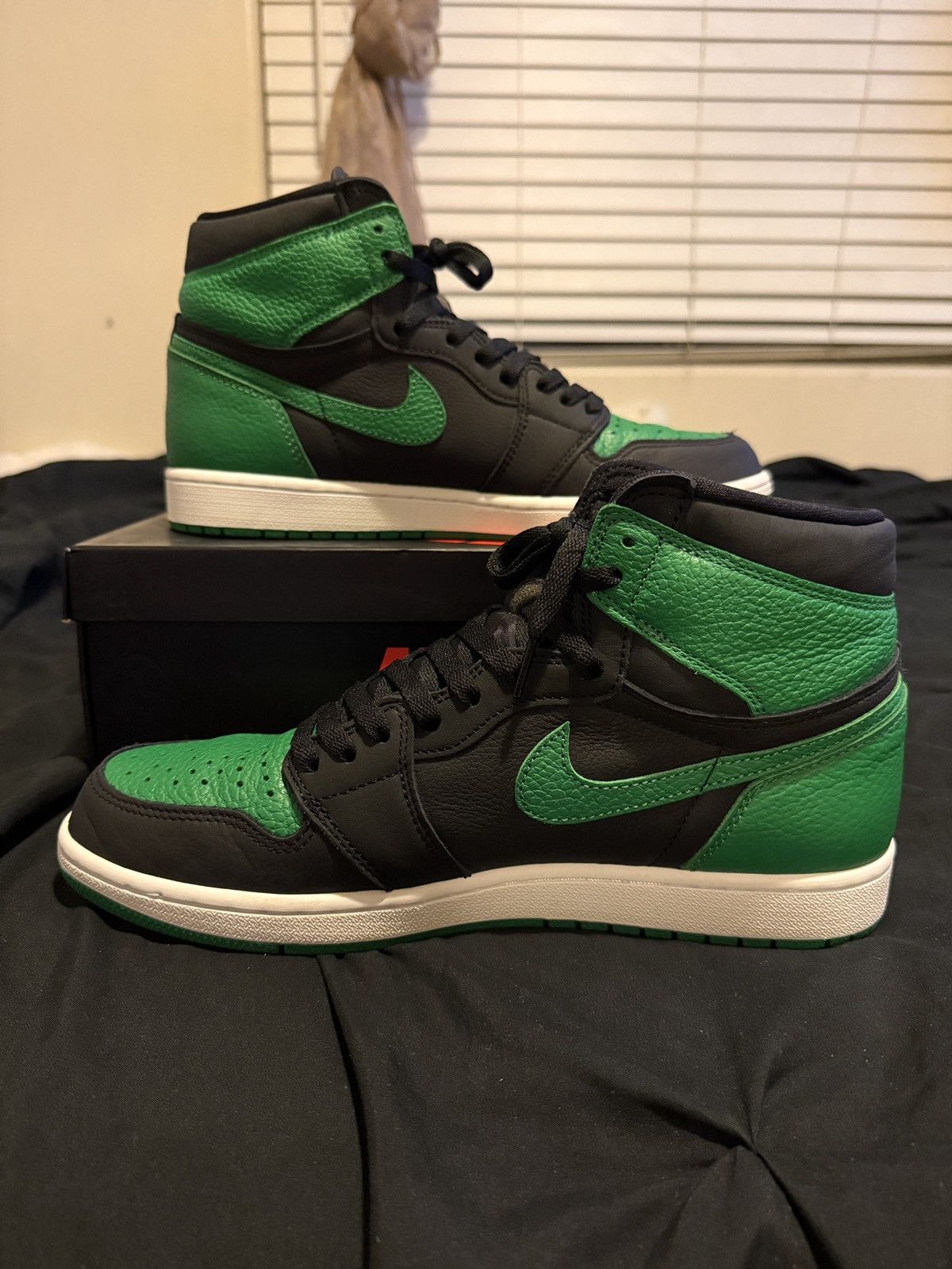 Jordan Brand 2020 Air Jordan 1 Retro High OG 'Pine Green 2.0' Size US 11.5 / EU 44-45 - 7 Thumbnail