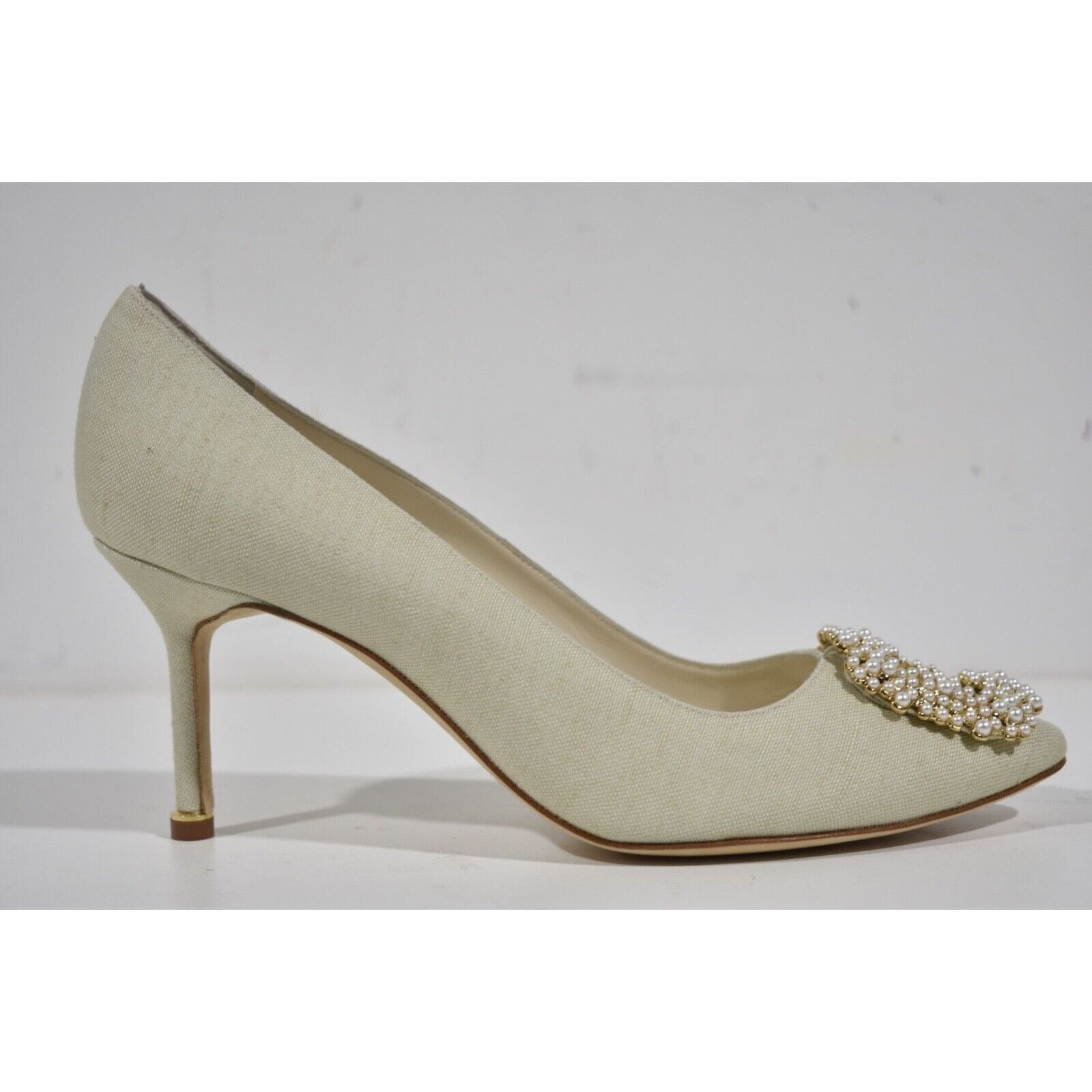 Manolo Blahnik Hangisi 70 Oatmeal Pearl Jewel Buckle Low Heel Pump 39.5 Size US 9.5 / IT 39.5 - 3 Thumbnail