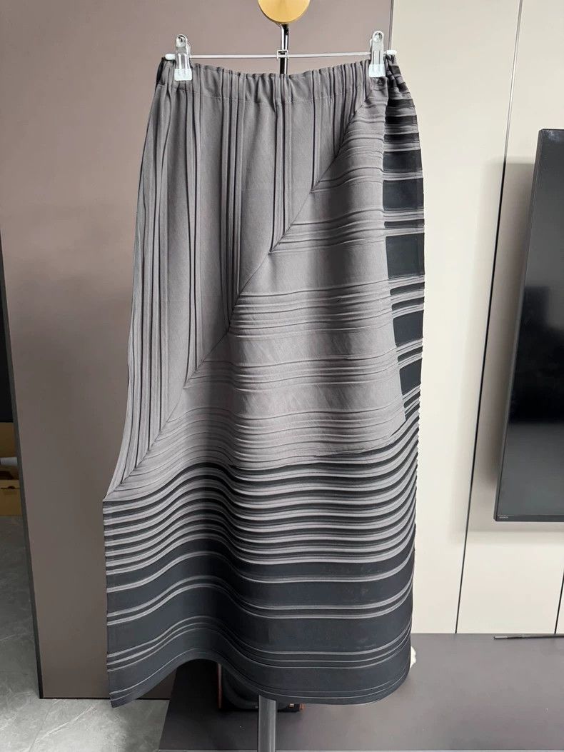 Issey Miyake Issey Miyake size:2 Black fashionable pleated skirt Size 22" - 2 Thumbnail