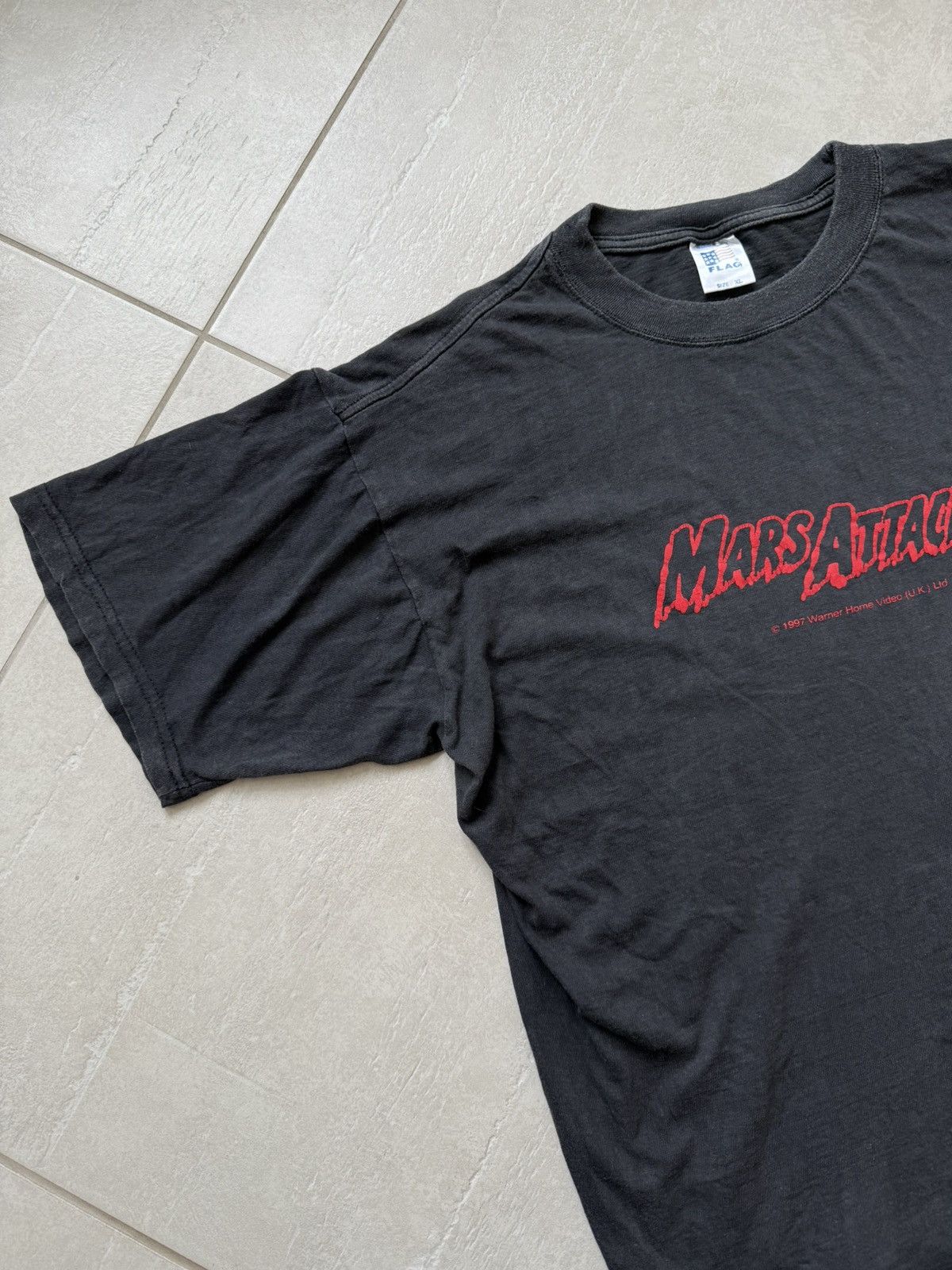 Vintage Vintage Mars Attacks 1997 t shirt rare tee washed boxy Size US XL / EU 56 / 4 - 2 Thumbnail