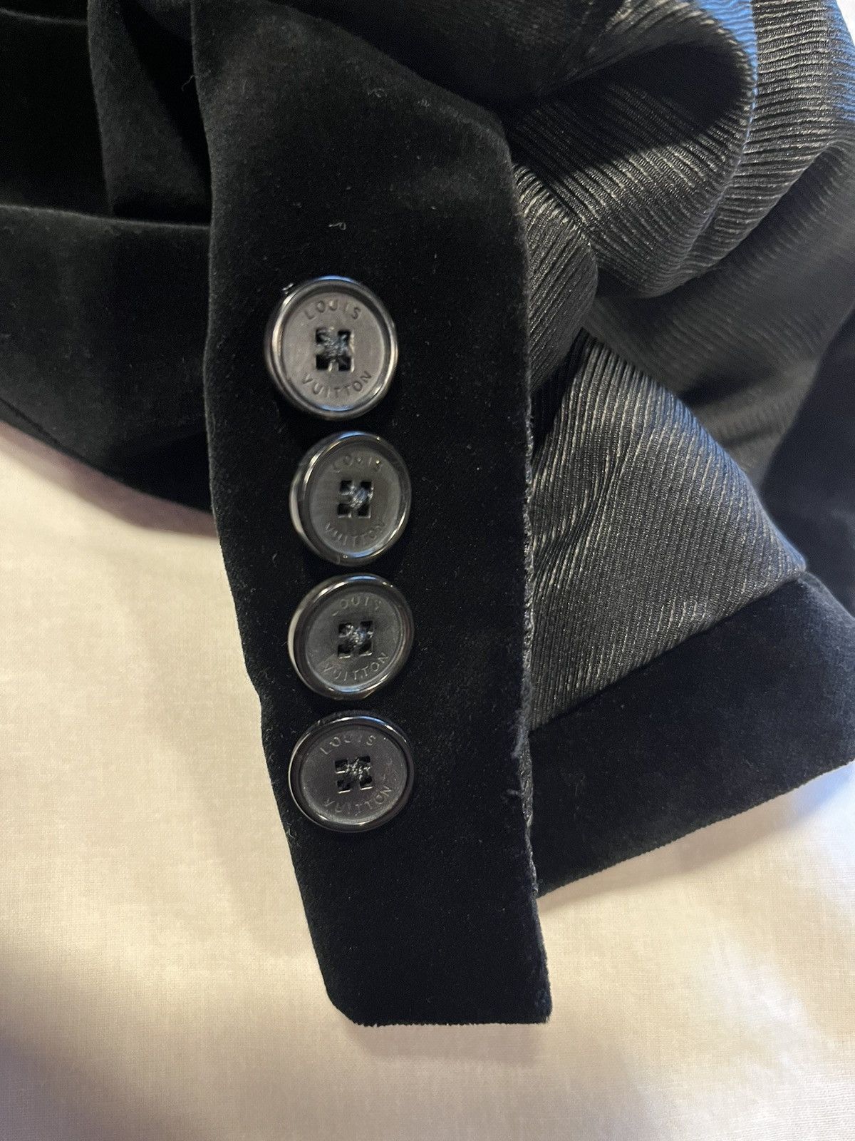 Louis Vuitton Louis Vuitton black velvet jacket. Size US M / EU 48-50 / 2 - 13 Thumbnail