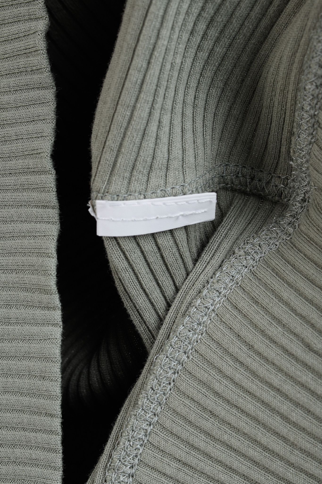 Brunello Cucinelli Brunello Cucinelli Monili Trim Ribbed V-Neck Cotton Tee Size L / US 10 / IT 46 - 8 Thumbnail