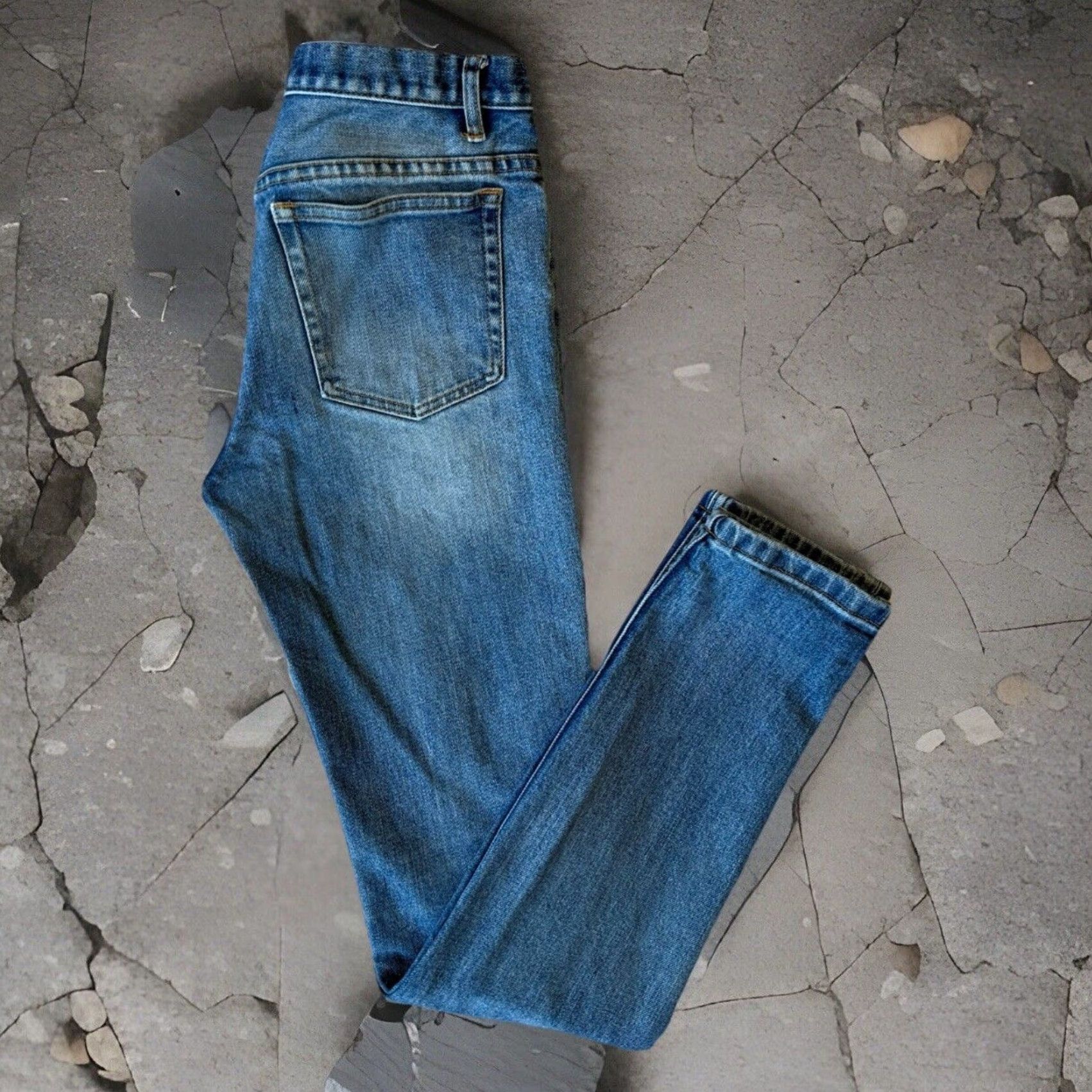 Denime APC Jeans 28 Blue Medium Wash Denim Japan Button Fly Streetwear New York Jeans Mens 28 Regular Straight Denim Western Logo Vintage? Size US 28 / EU 44 - 2 Thumbnail