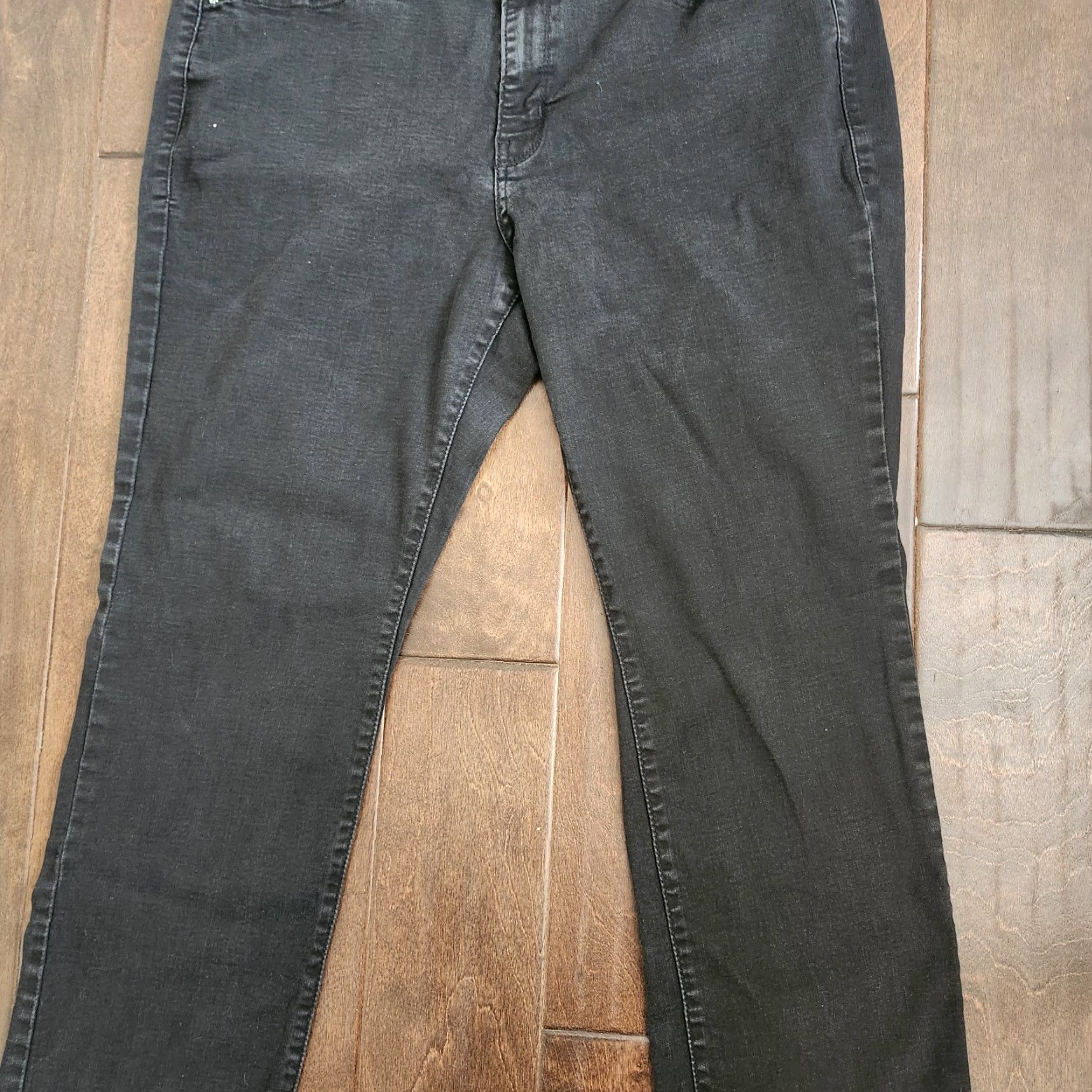 Levi's Levi’s Women’s 18W Black Classic Straight Jeans Mid Rise Stretch Button Zip 5-Pocket Denim Jeans Womens Regular Black 18W Staples Straight Jeans Size 40" / US 18 - 4 Thumbnail