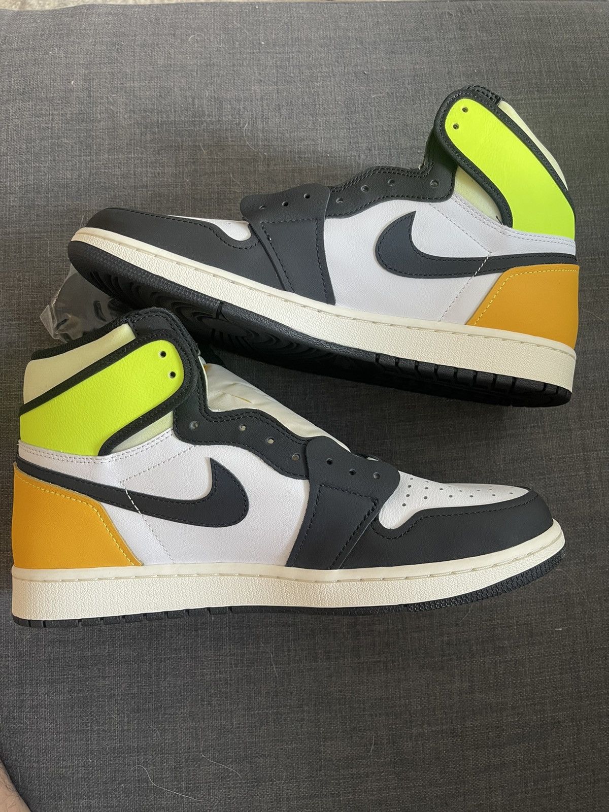 Jordan Brand Jordan 1 Retro High OG Volt Size US 12 / EU 45 - 4 Thumbnail
