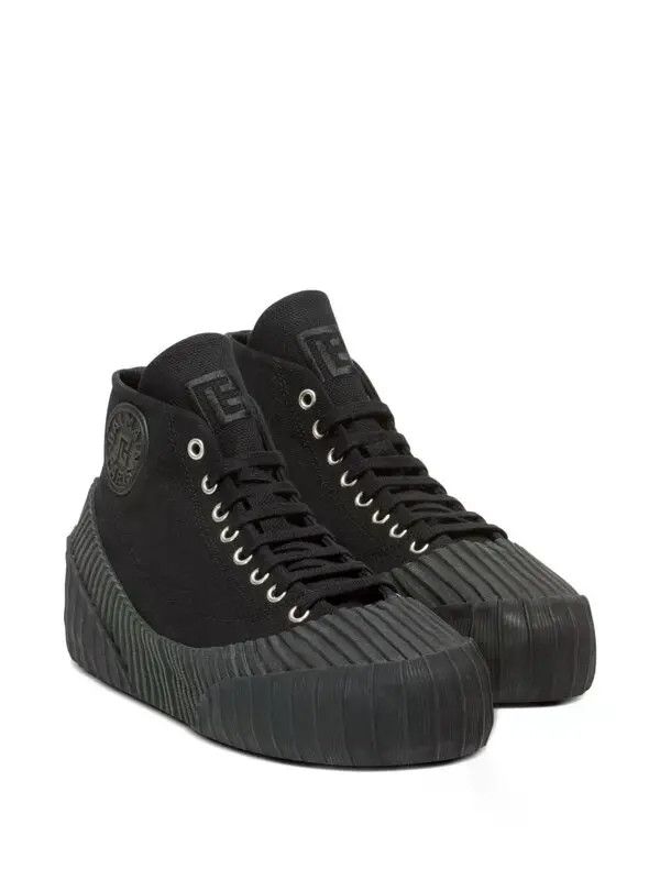 o1s1wg111225 Riff Low Top Sneakers in Black