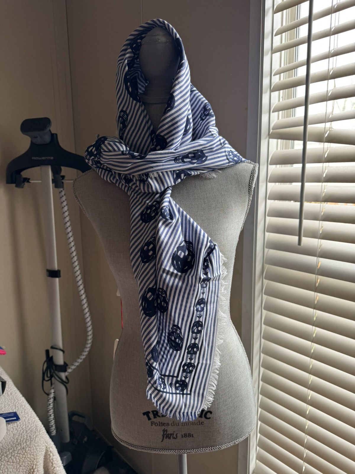 Alexander McQueen Alexander McQueen BIG skull on stripes navy/ivory scarf NWT Size ONE SIZE - 6 Thumbnail