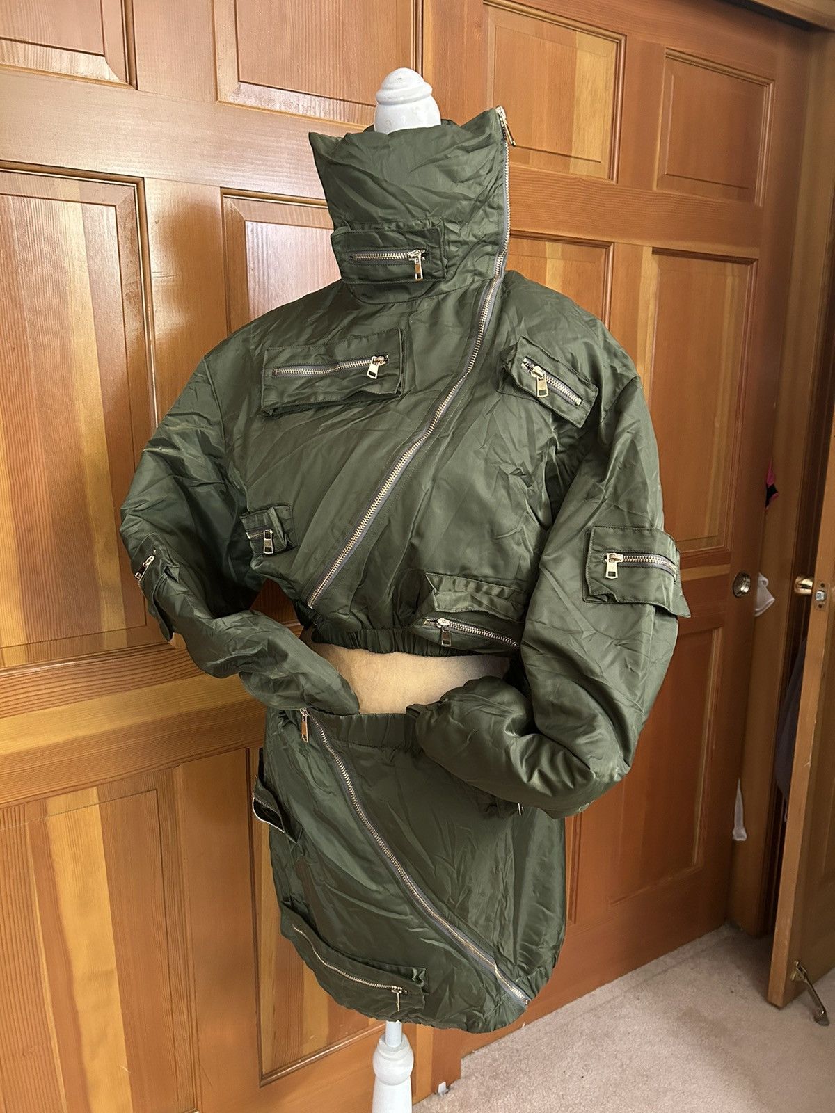 Designer × Other NWT, Lavishly Paris Army Green Two Piece Puffer Suit. Size M / US 6-8 / IT 42-44 - 3 Thumbnail