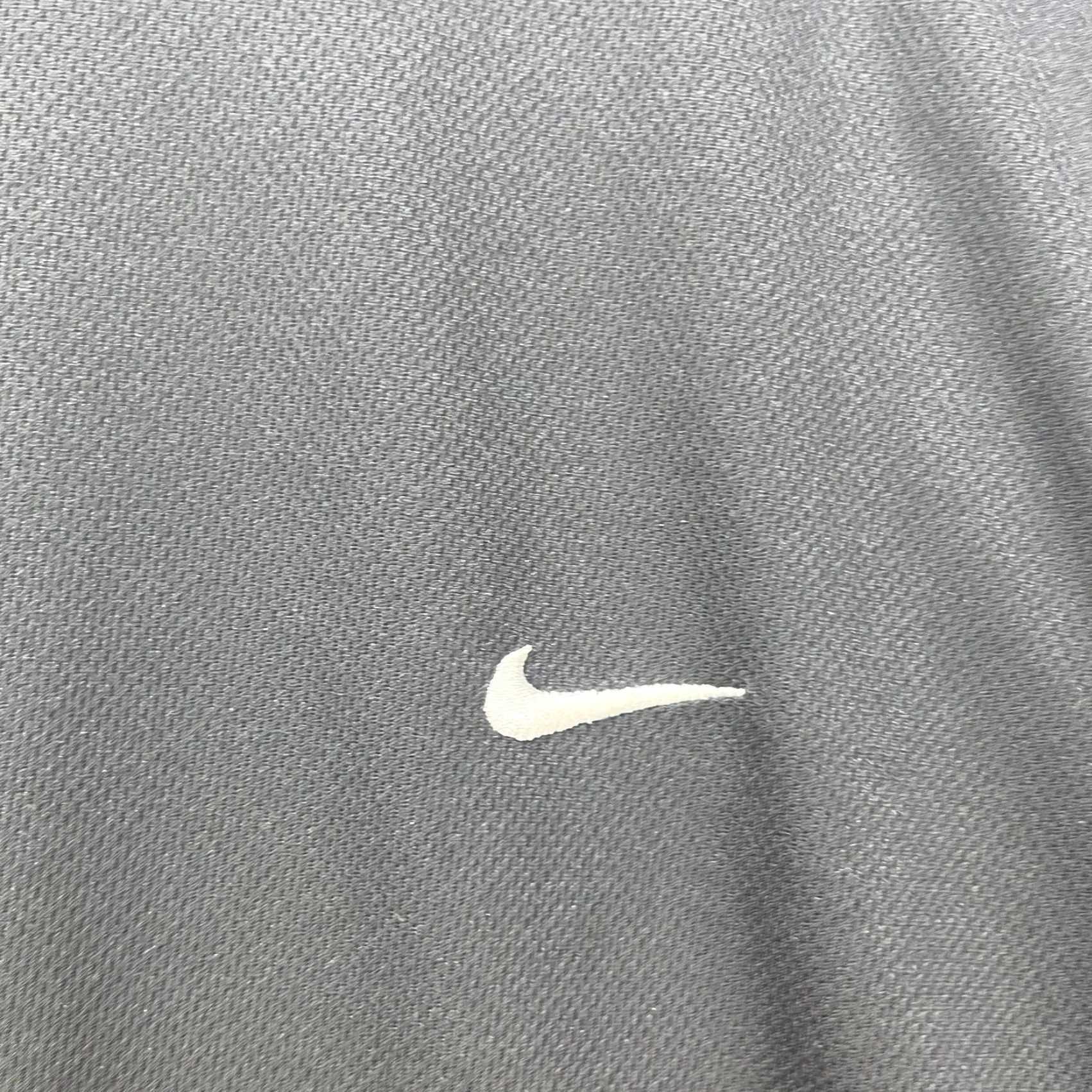 Nike VINTAGE Nike Mini Swoosh Essential T-Shirt Jersey Style Large Men T-Shirt Black Canada Size US L / EU 52-54 / 3 - 7 Thumbnail