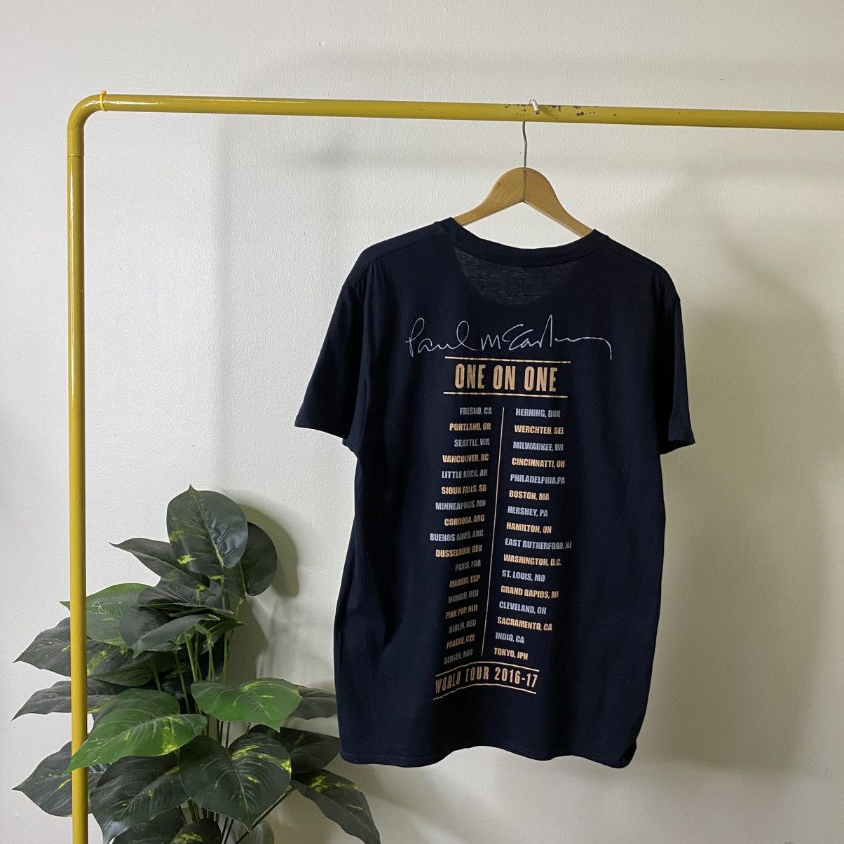 Band Tees Paul McCartney One On One 2016-2017 World Tour Tshirt Size US M / EU 48-50 / 2 - 4 Thumbnail