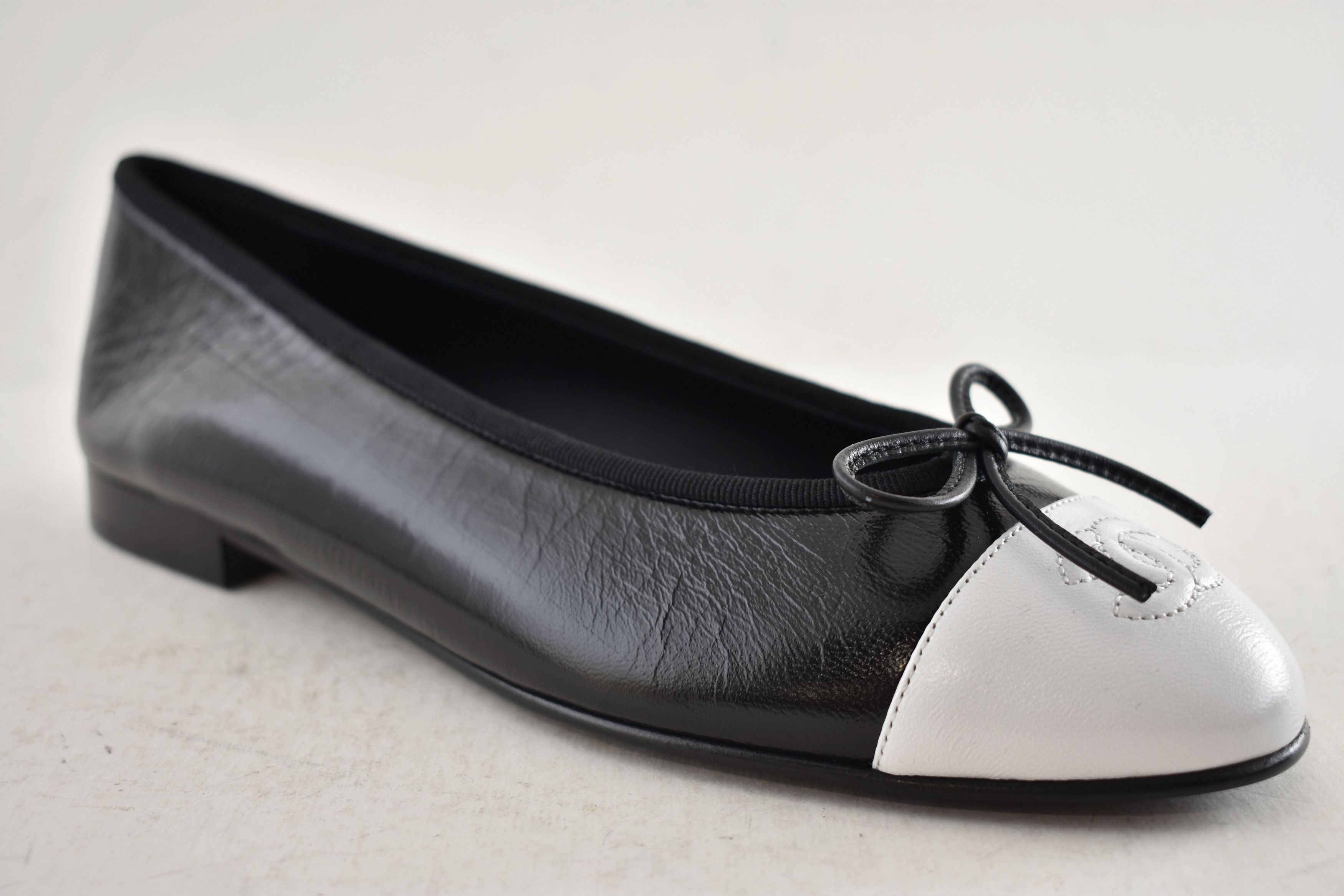 Chanel 26S White Crumpled Shiny Lambskin Ballet Ballerina Flat 35.5 Size US 5.5 / IT 35.5 - 6 Thumbnail