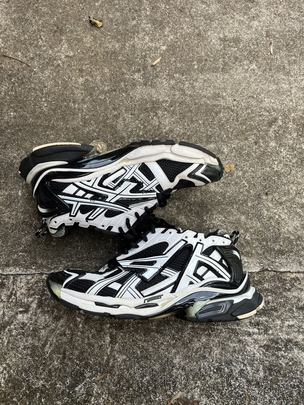 Balenciaga Balenciaga Runner Sneaker Black 44 | Grailed