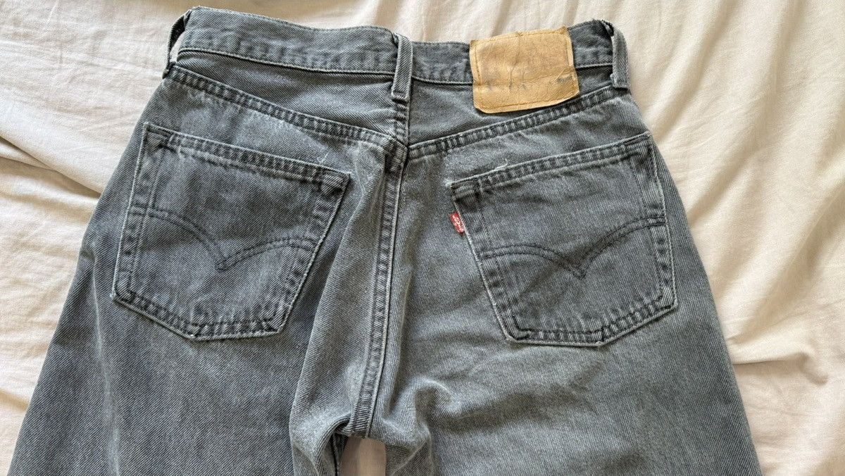 Levi's Vintage 90s Levi's 501 Faded Black / Charcoal Made in USA Size 27" / US 4 / IT 40 - 8 Thumbnail