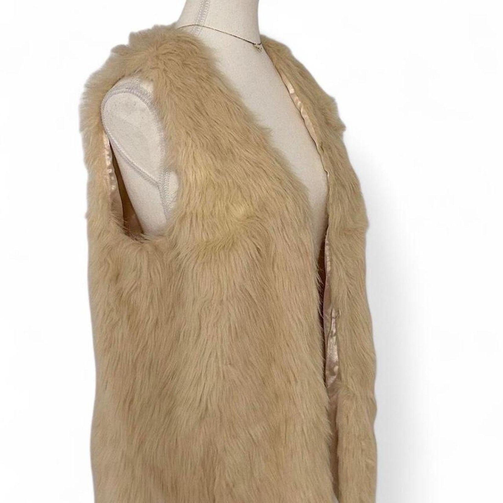 BB Dakota BB Dakota Cream fur vest silver chain detail size Medium Size M / US 6-8 / IT 42-44 - 2 Thumbnail