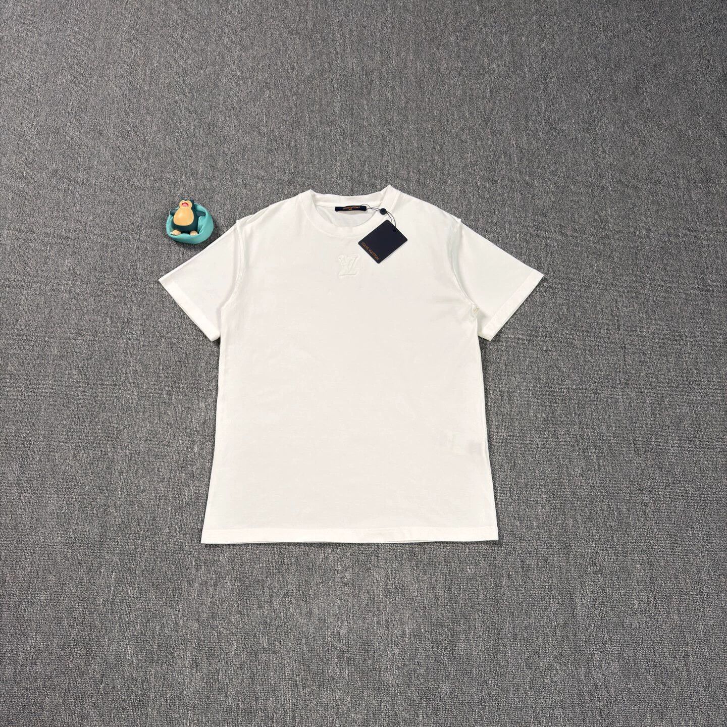 Louis Vuitton LV White Embossed Logo Short Tee M LN Size US M / EU 48-50 / 2 - 1 Thumbnail