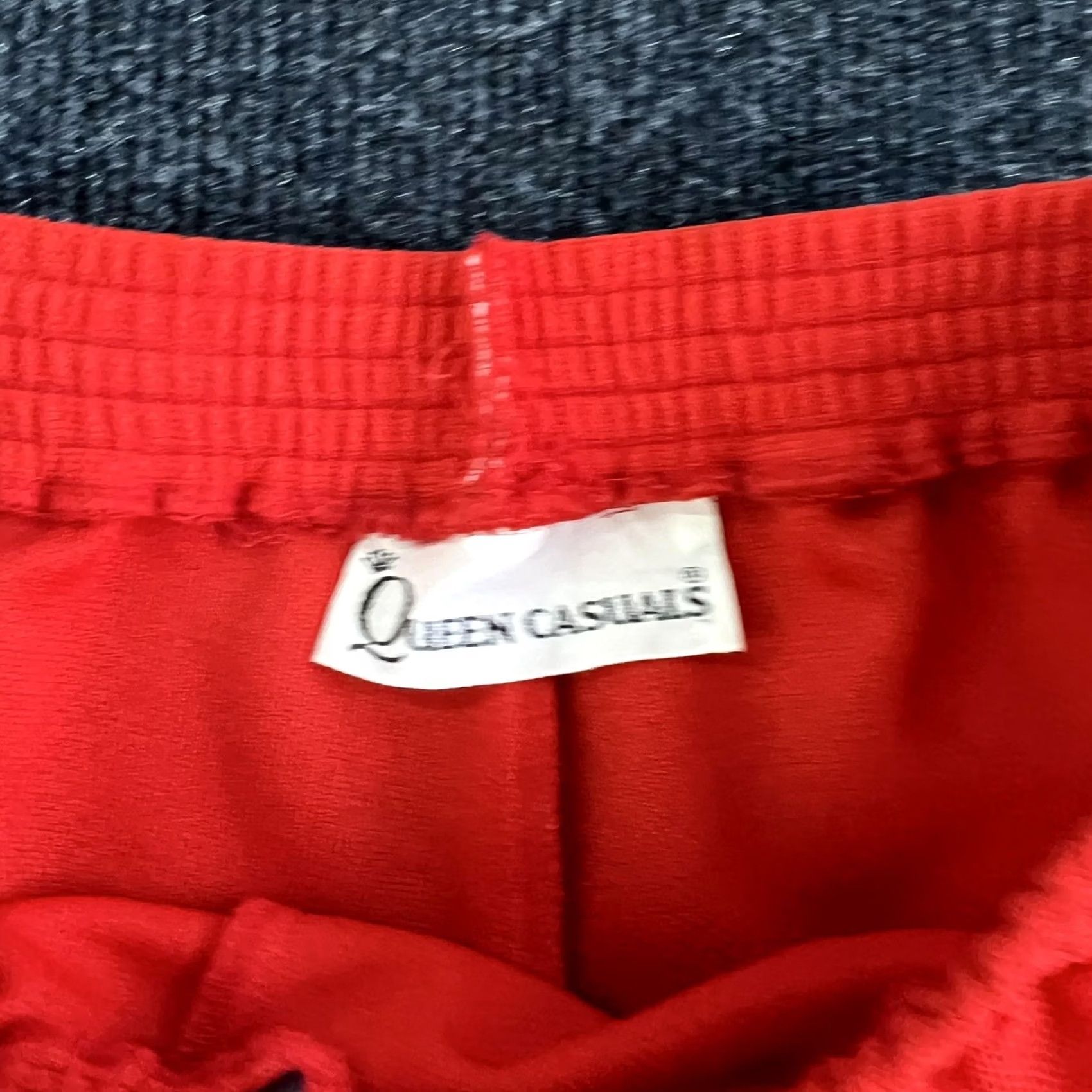 Vintage VINTAGE Queen Casuals Shorts Womens M Red Knit Sweat Elastic Waist Lounge Casual Activewear Womens, Relaxed Fit, Pull On, 6.5 Inseam Size 24" / US 00 / IT 34 - 2 Thumbnail