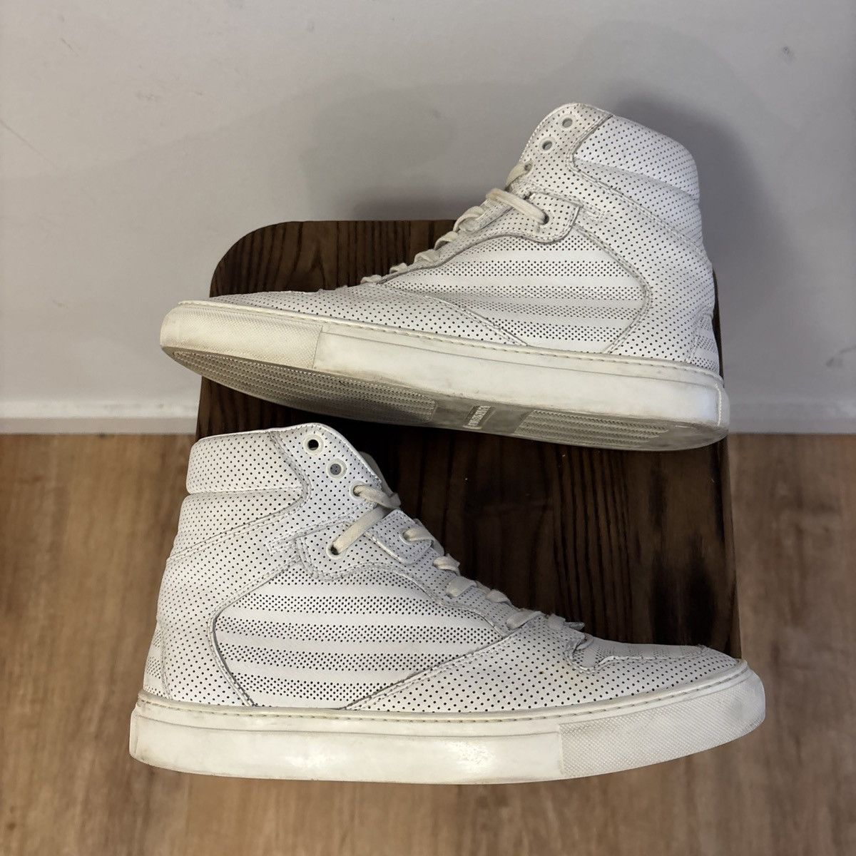 Balenciaga Balenciaga Perforated White High Top Sneakers Size 42 / 9 US Size US 9 / EU 42 - 2 Thumbnail